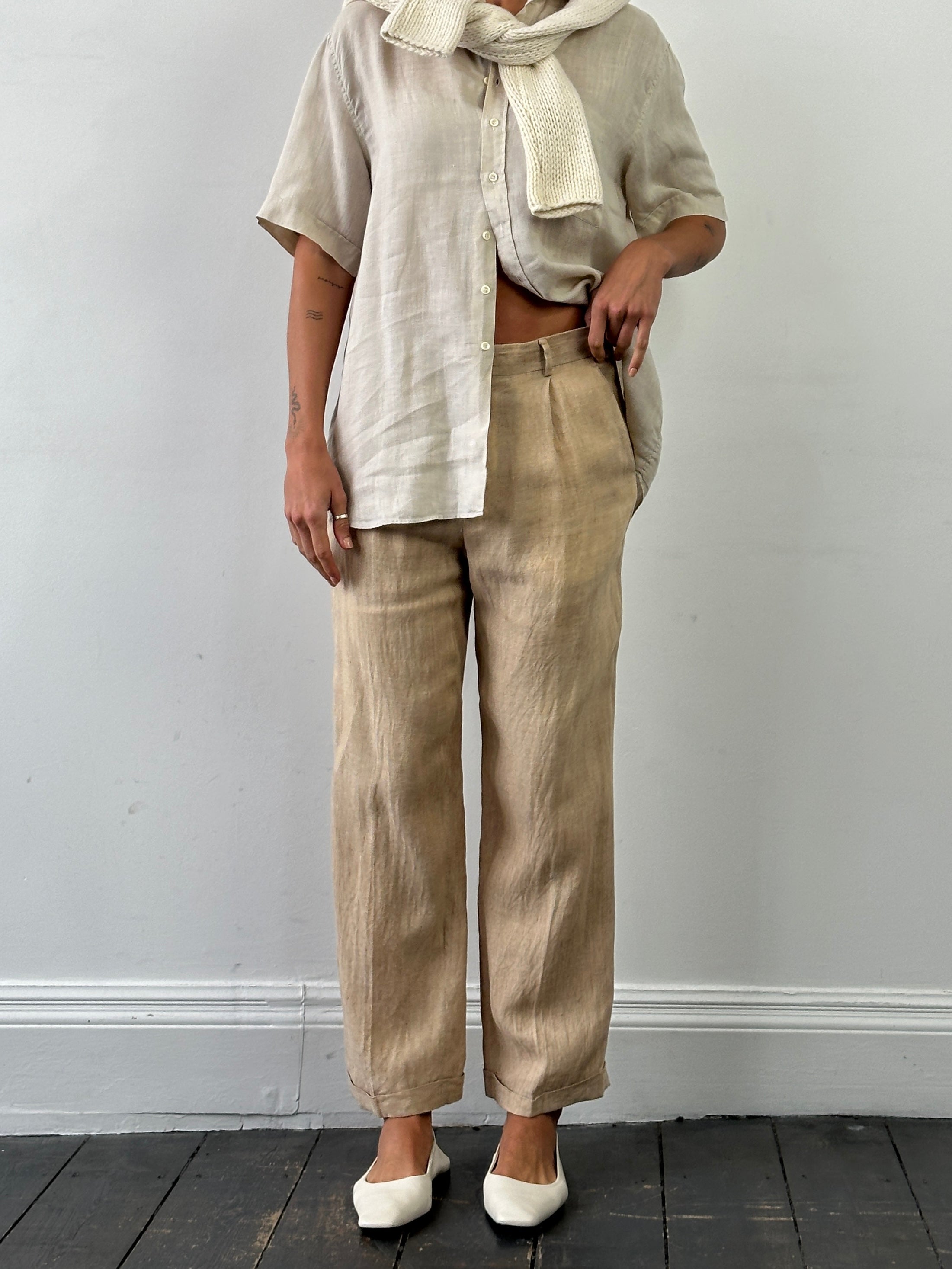 Vintage pure linen straight leg pleated trousers in size W32, featuring a classic design and tailored fit.