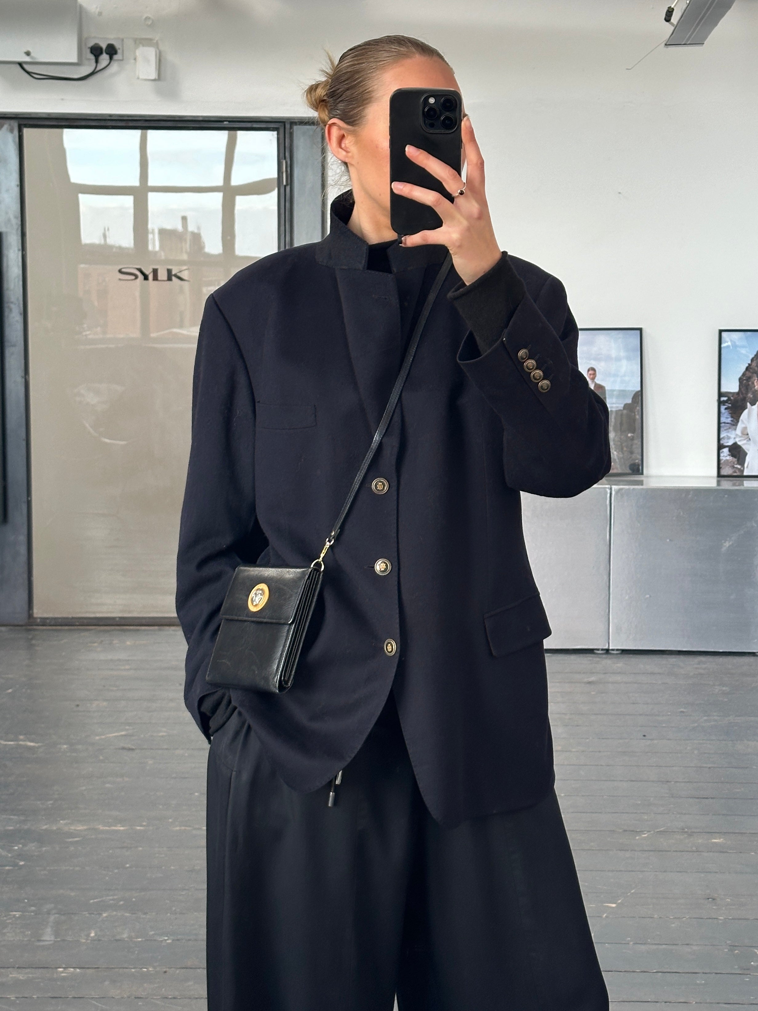 Vintage 1990s pure cashmere single-breasted blazer in size 42R/L, tailored fit with classic lapel and button closure.