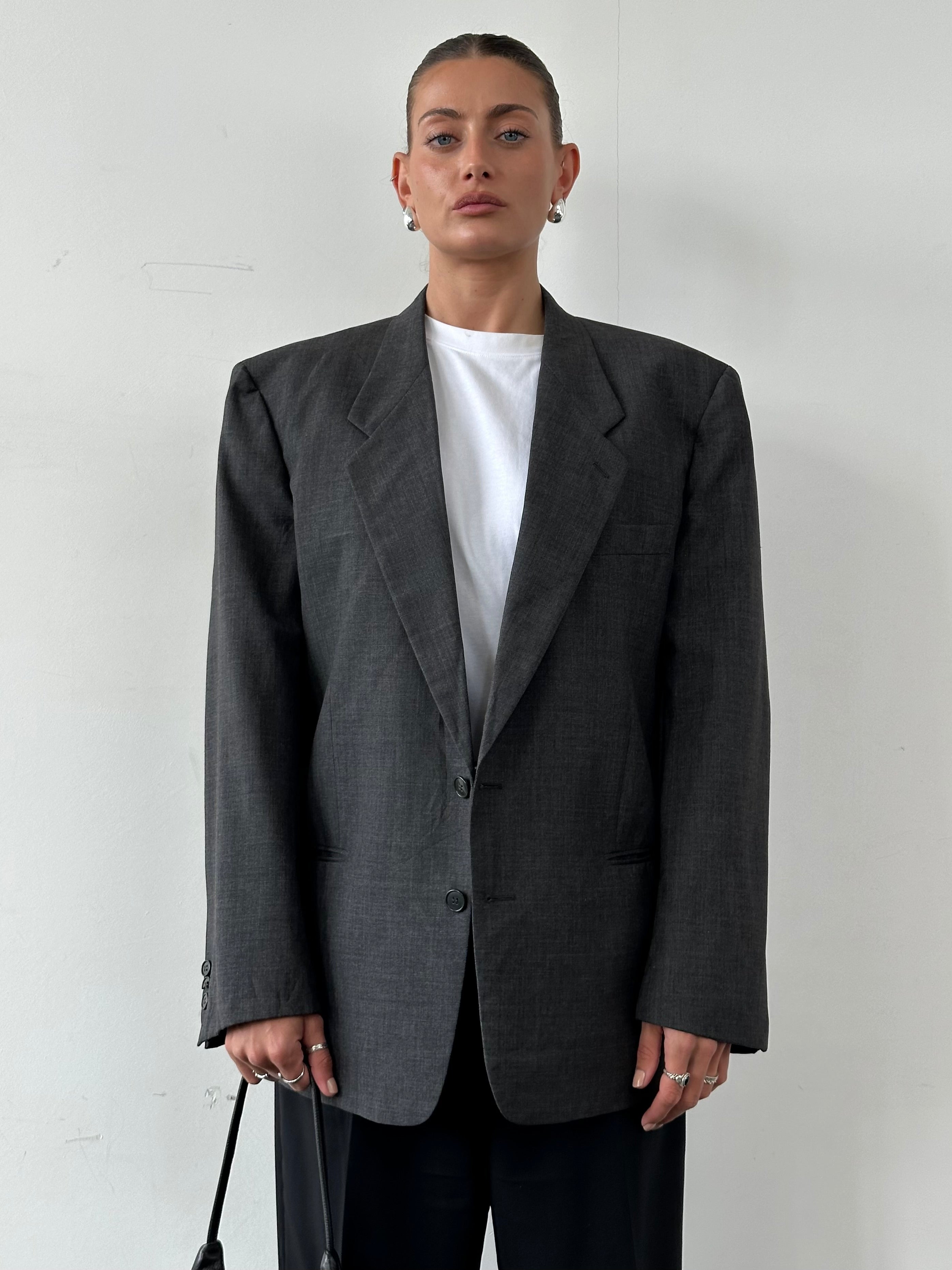 Giorgio Armani pure wool single-breasted blazer in size 42R, tailored fit with classic lapels and sleek design.