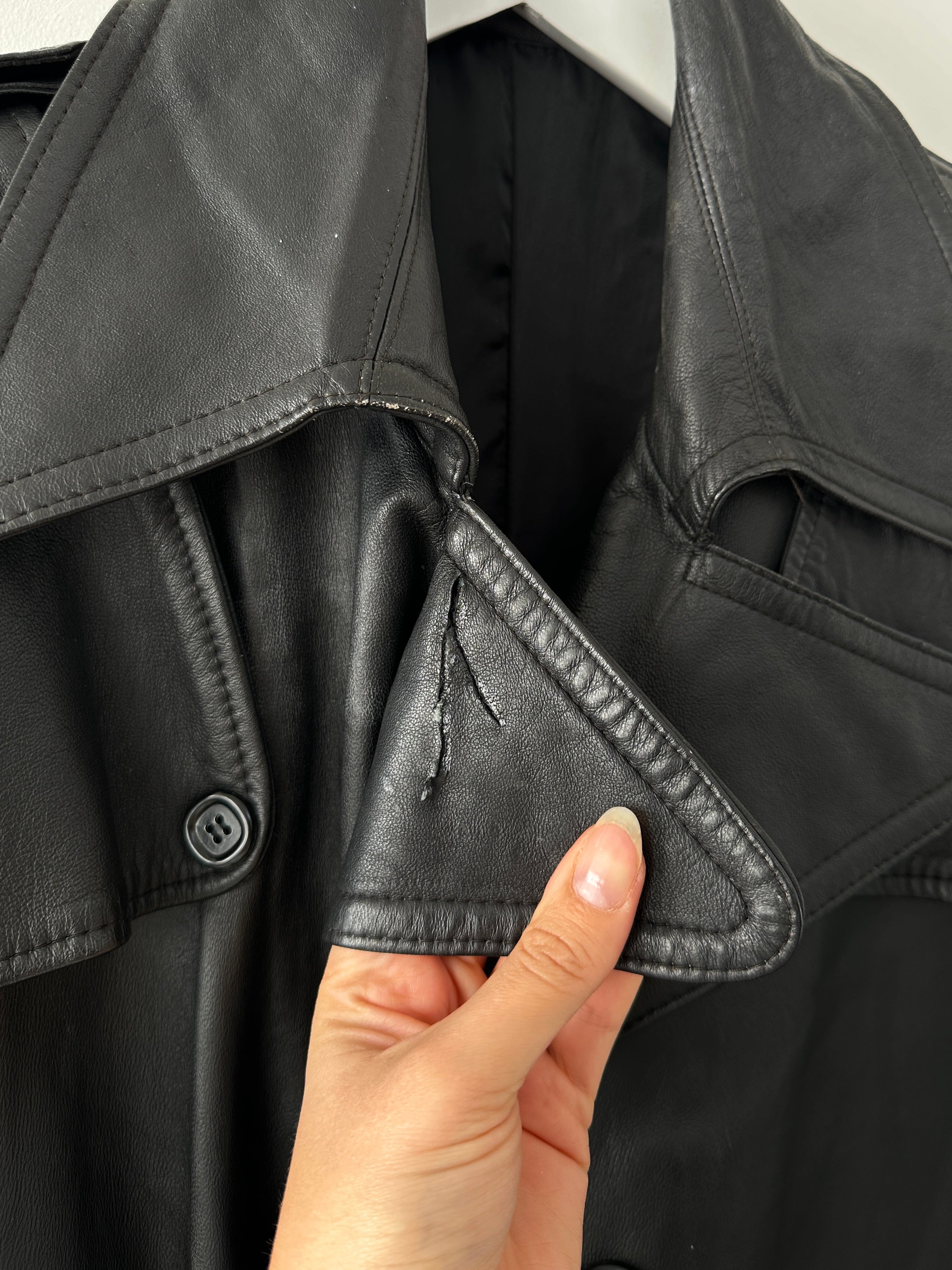 Vintage leather trench coat with an extreme collar, in size L/XL, featuring classic vintage style and detailed leather craftsmanship.