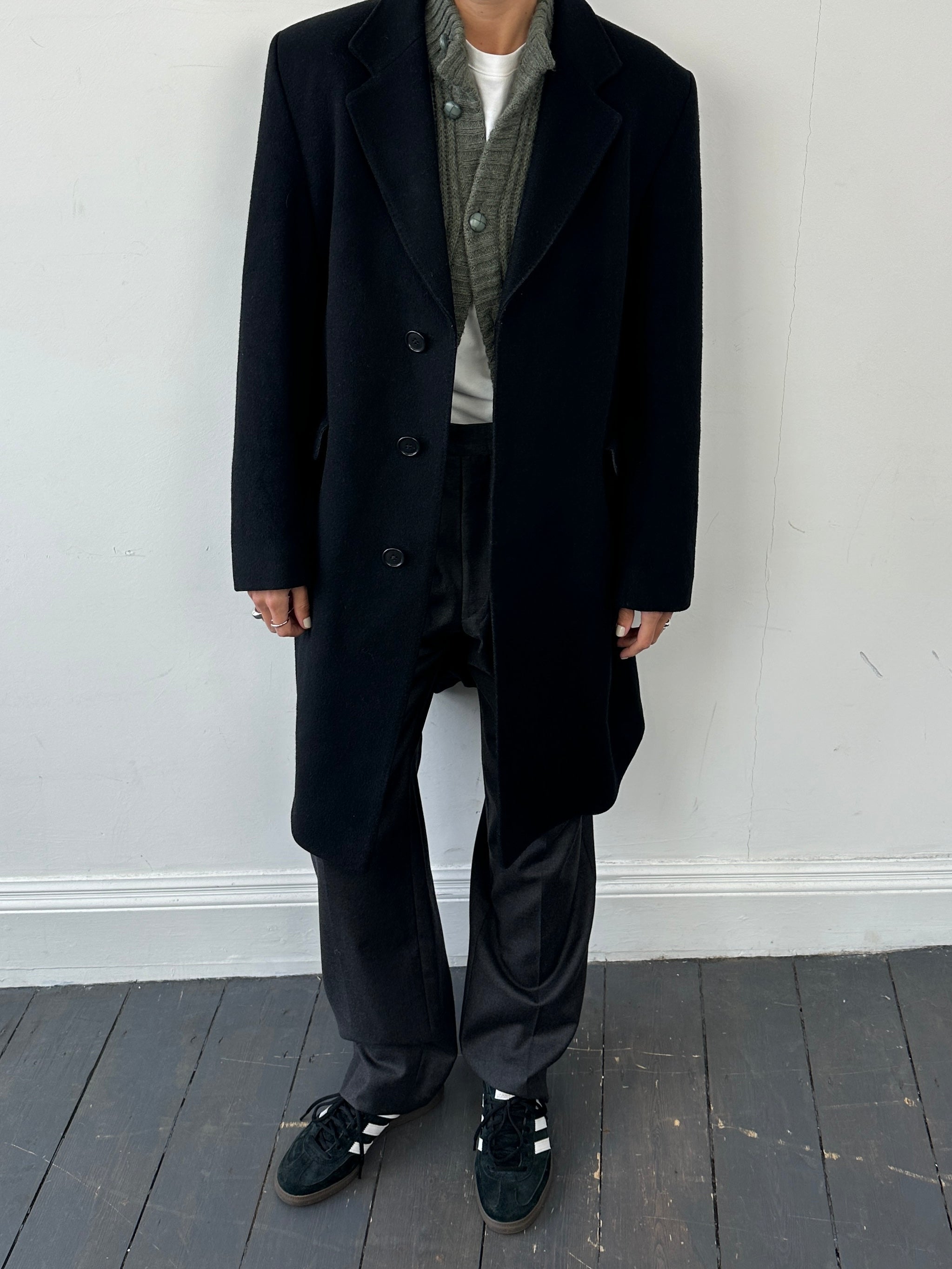 Vintage pure cashmere coat with concealed placket, single-breasted design, in size L, featuring a classic, elegant silhouette.