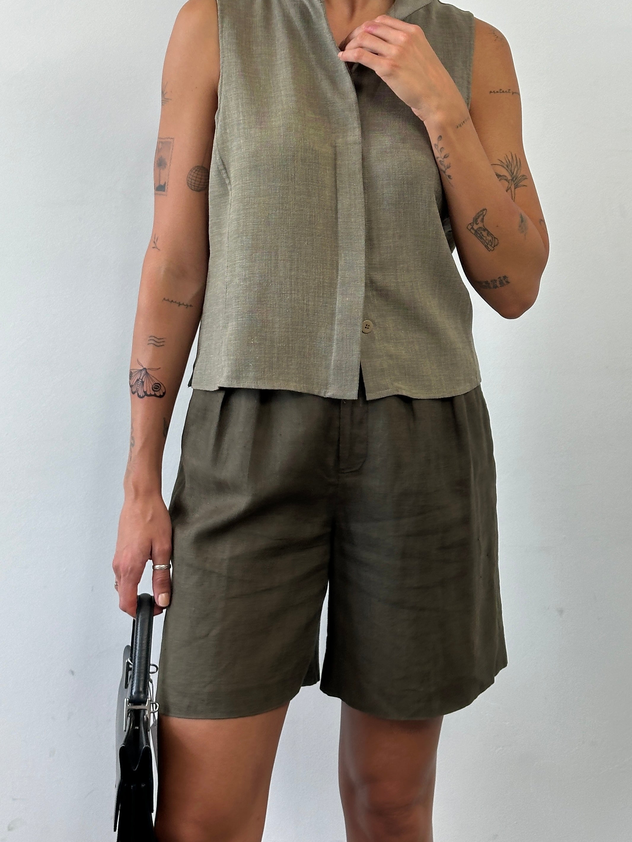 Vintage pure linen relaxed pleated shorts in size W26, featuring a comfortable fit and casual style.