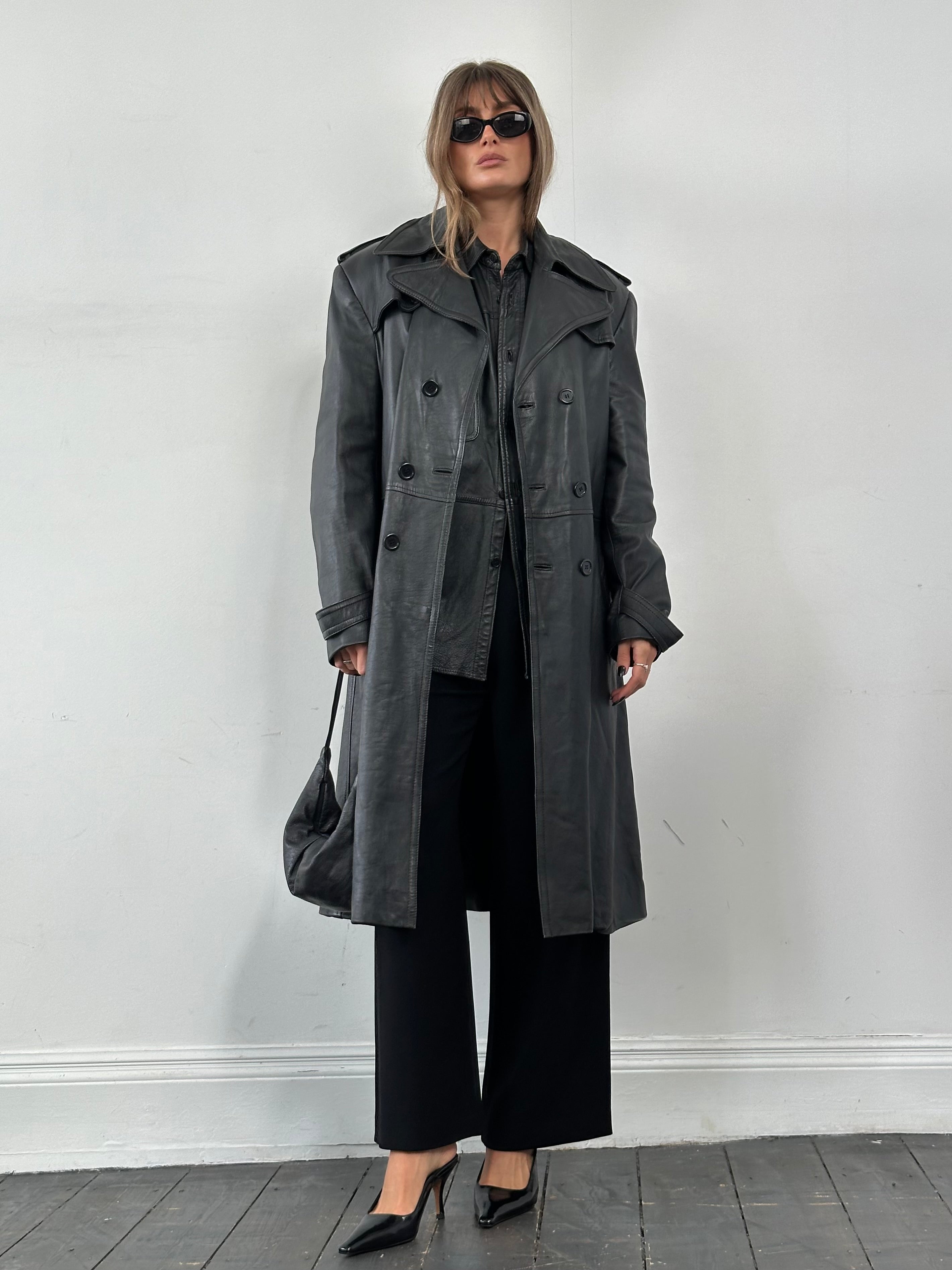 Vintage leather trench coat with extreme collar, L/XL size, stylish and durable jacket for a classic, timeless look.