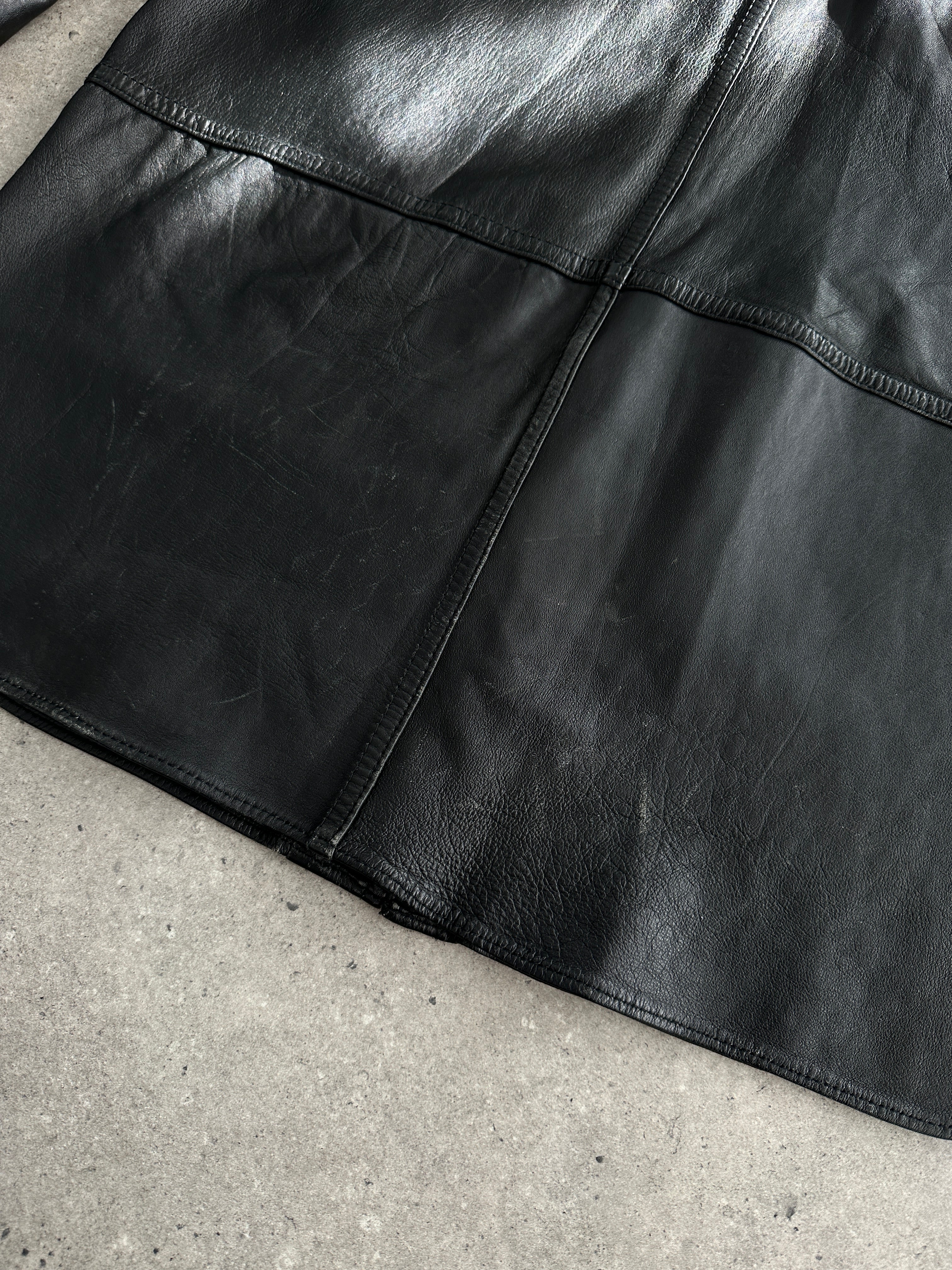 Vintage leather shirt in size L/XL, featuring classic design and rich texture, perfect for a timeless, stylish look.