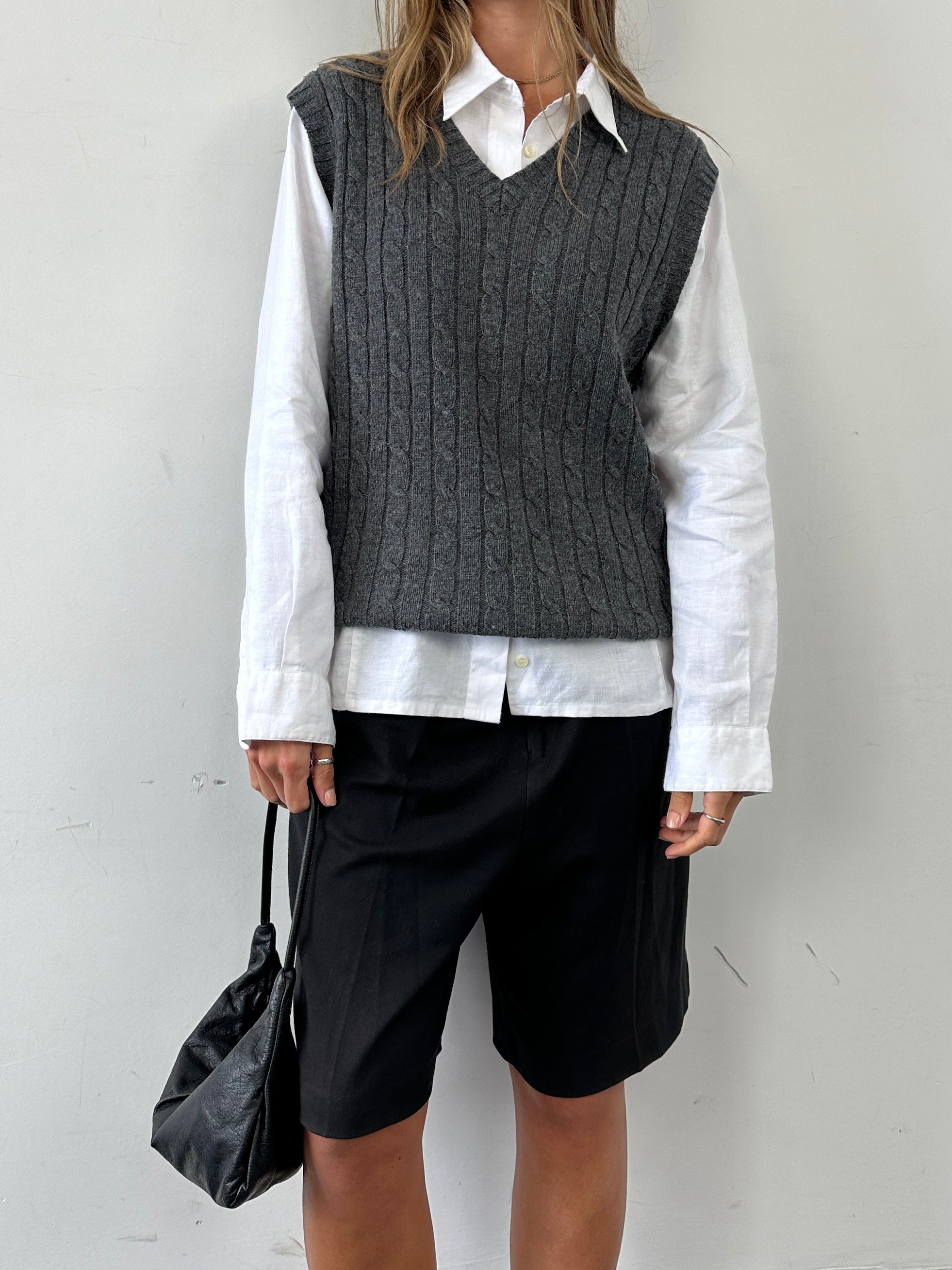 L.L.Bean beige lambswool cable knit sleeveless vest jumper in size L/XL, featuring a textured cable pattern and ribbed neckline.