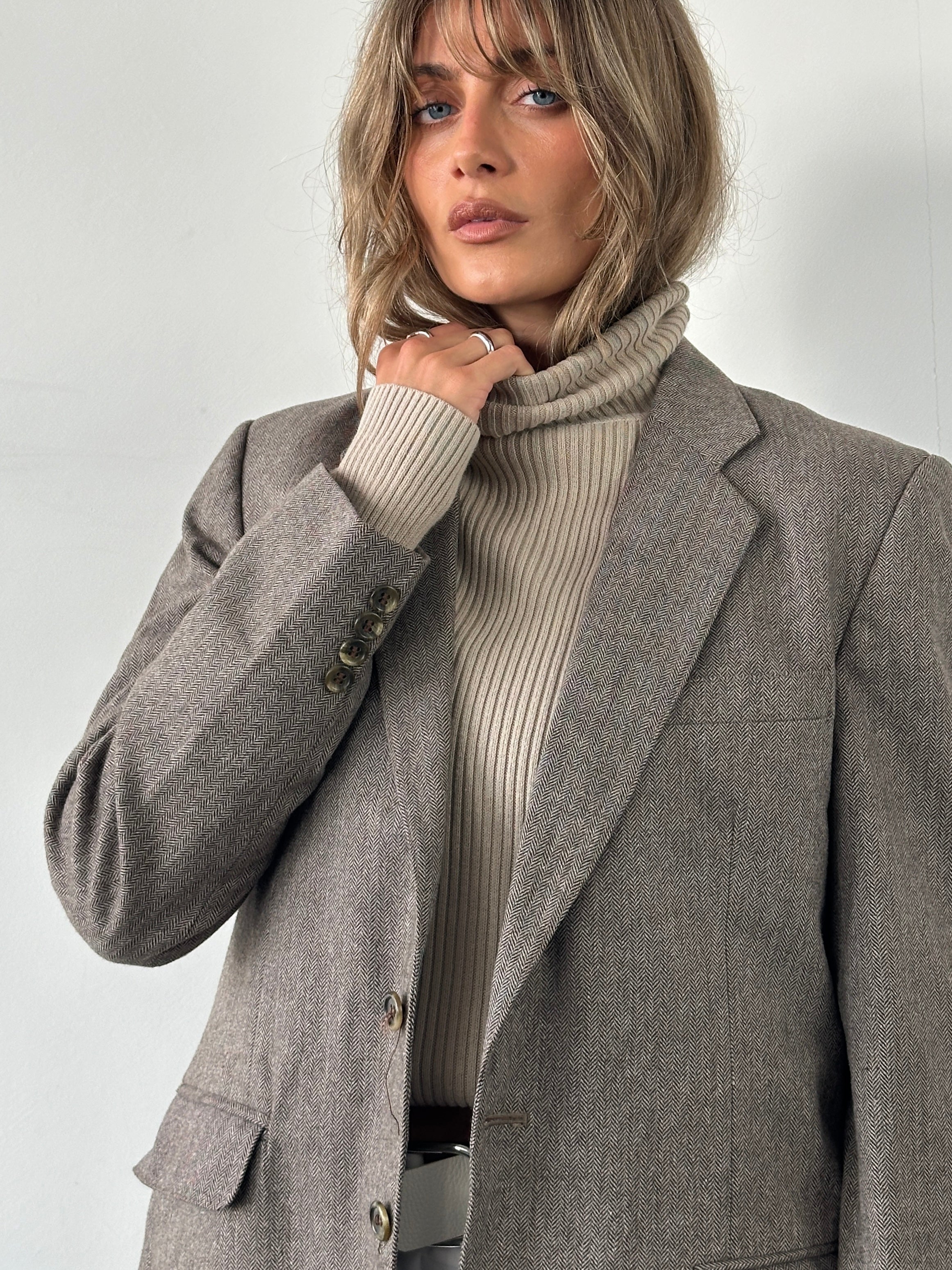 Vintage herringbone blazer in size 40/M, tailored fit, featuring classic pattern and stylish lapels, on a hanger.