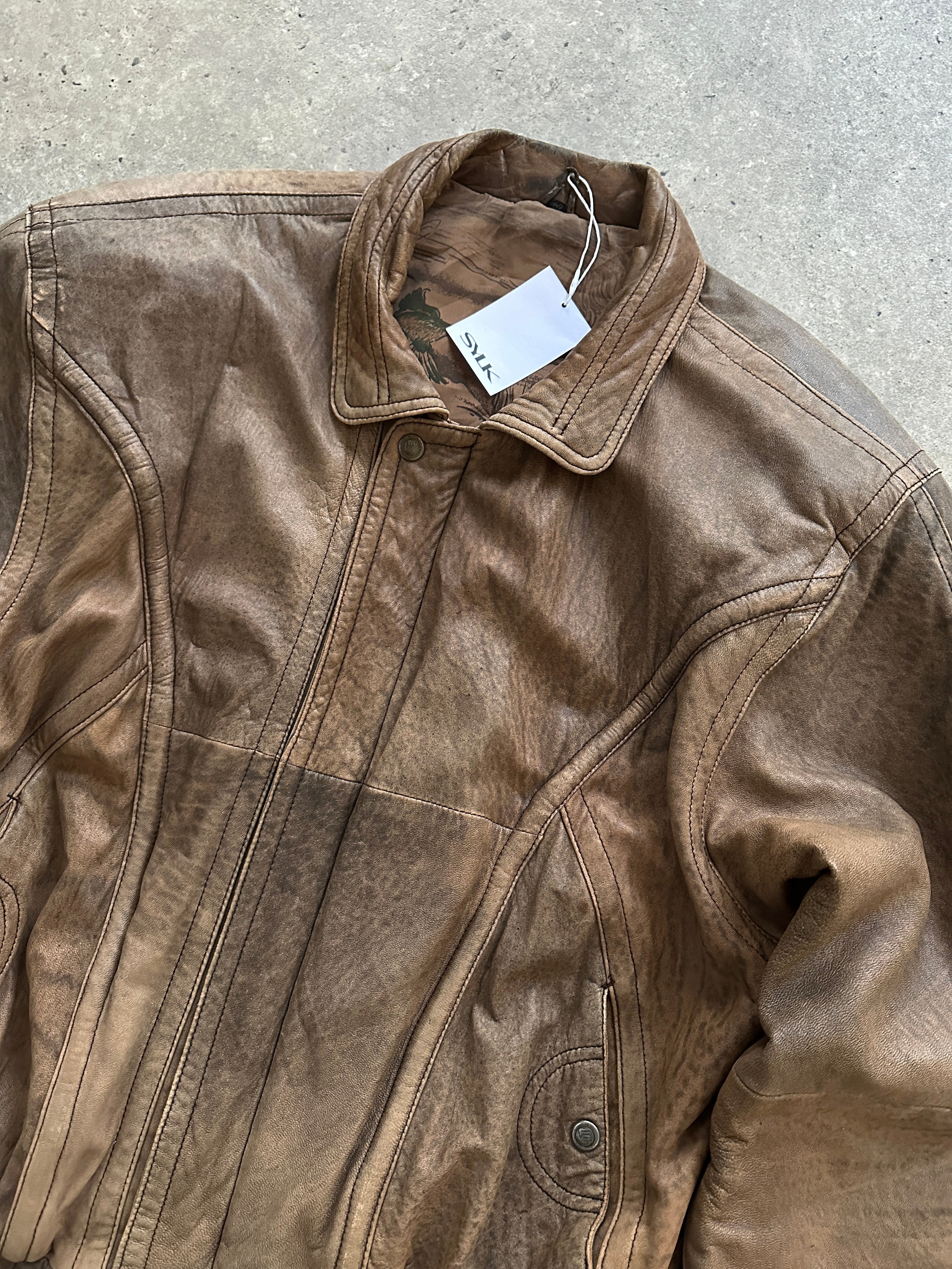 Vintage leather bomber jacket in large/extra-large size, stylish vintage design with classic collar and zip closure.