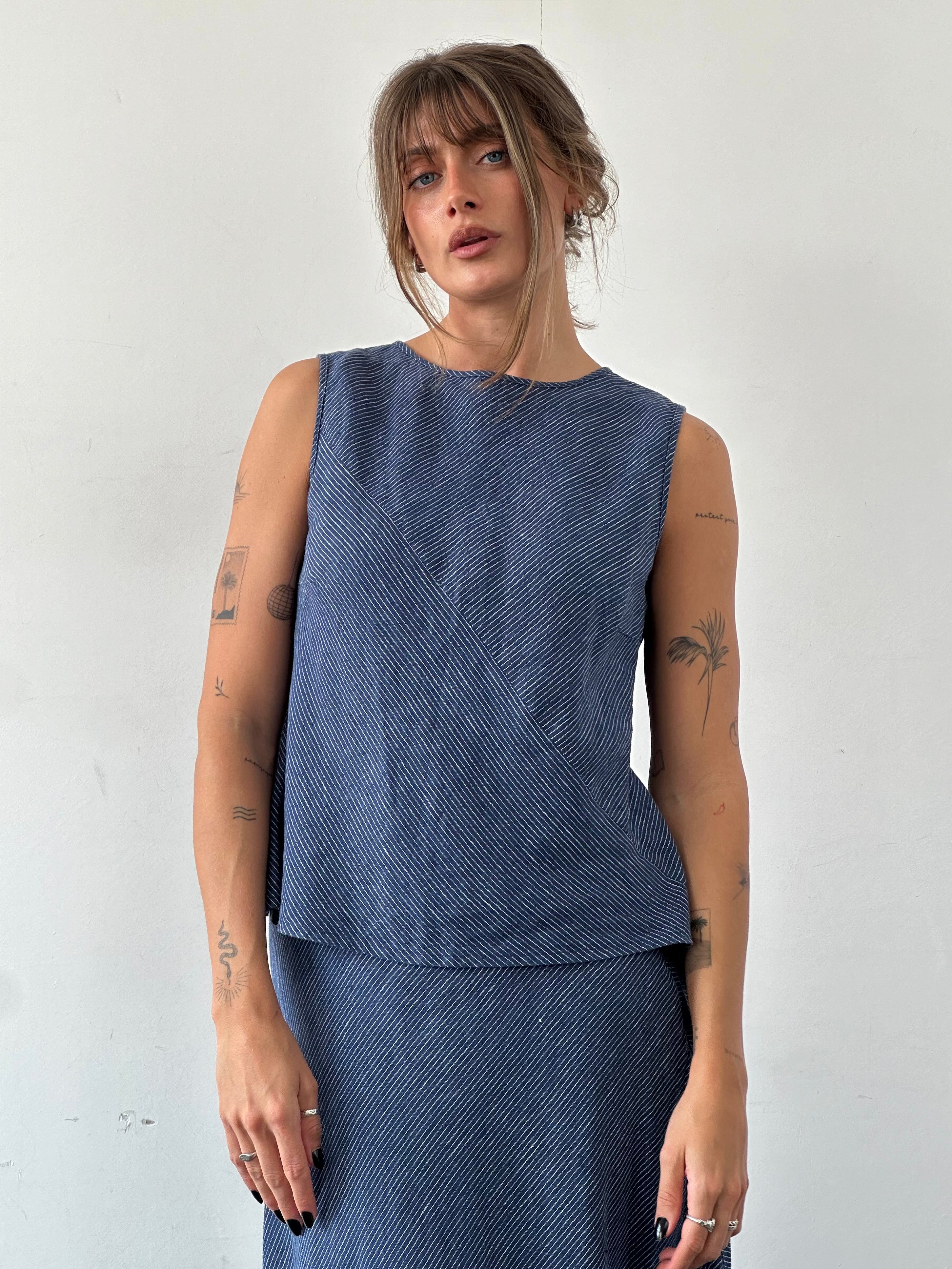 Jaeger pure linen stripe two-piece skirt and top set, size M/W28, featuring a stylish coordinated skirt and top in linen fabric.