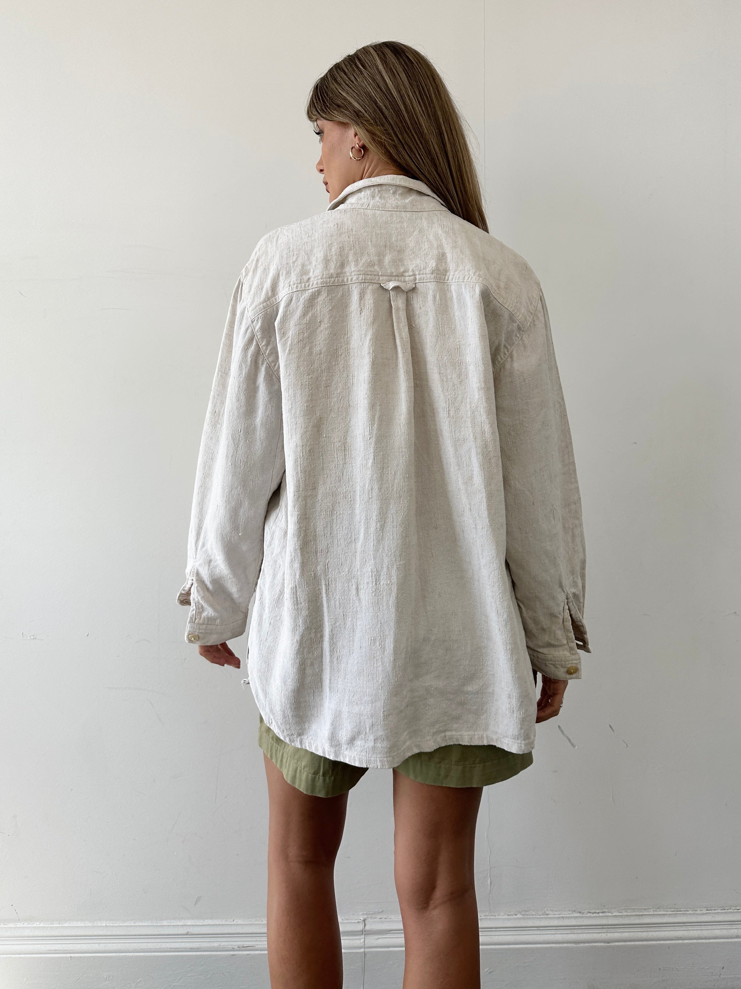 Vintage linen oversized shacket, long shirt in size L, made from lightweight, textured linen fabric with a relaxed fit.