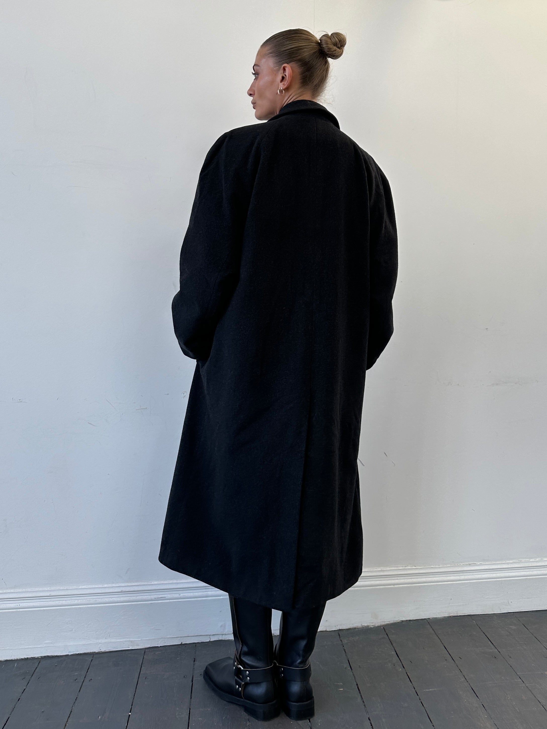 Louis Feraud pure wool coat with concealed placket, in XL size, showcasing a stylish and warm outerwear piece.