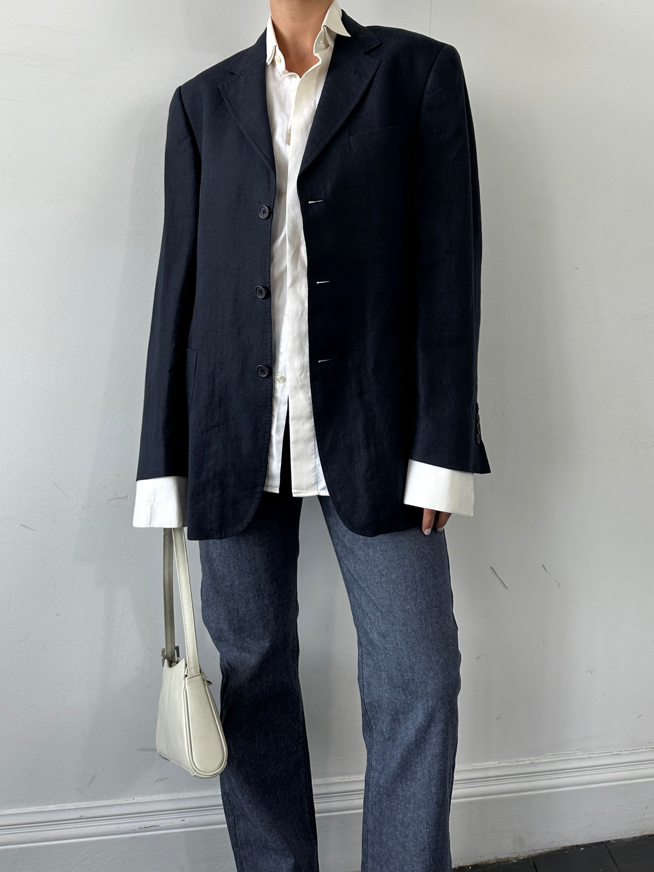 Vintage pure linen single-breasted blazer in size L, showcasing classic tailored fit and textured linen fabric.