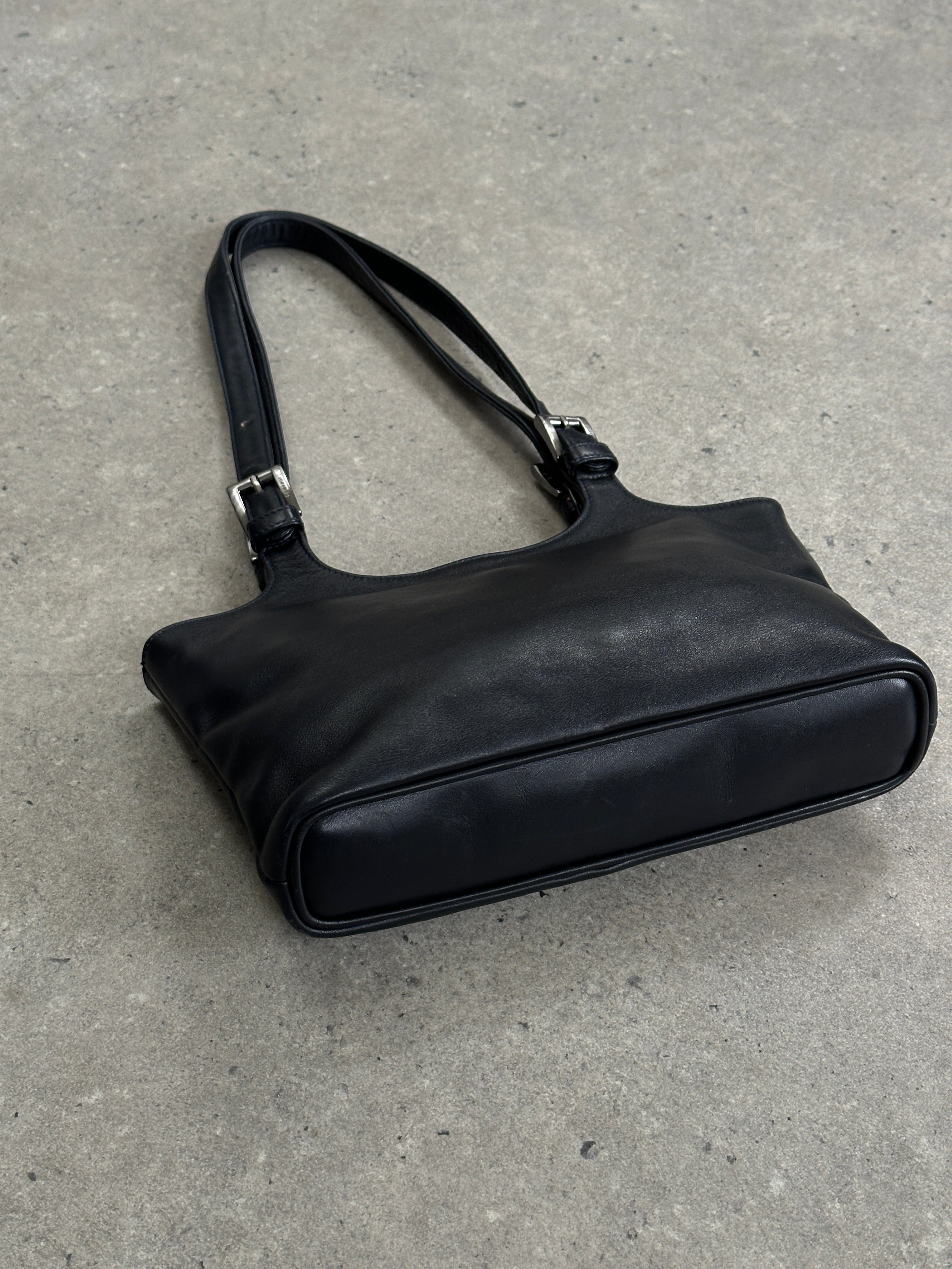 Vintage Italian vintage leather shoulder bag with buckle closure, featuring a classic, rustic design and adjustable strap.