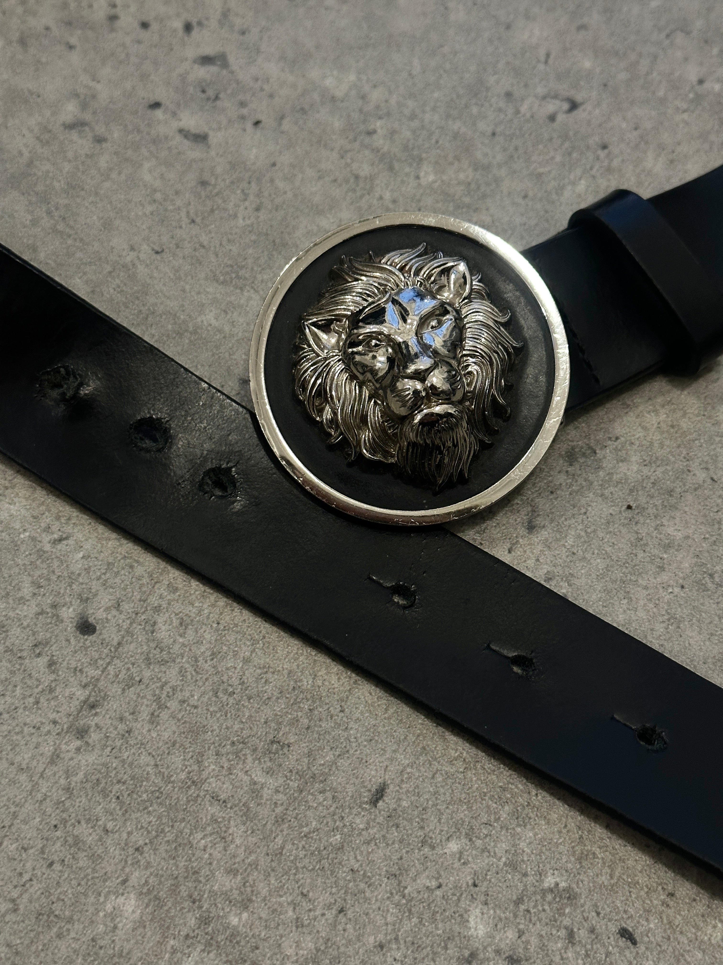Versace Versus 1990s leather belt with lion head buckle, bespoke design, in black with gold accents, size W30-38.