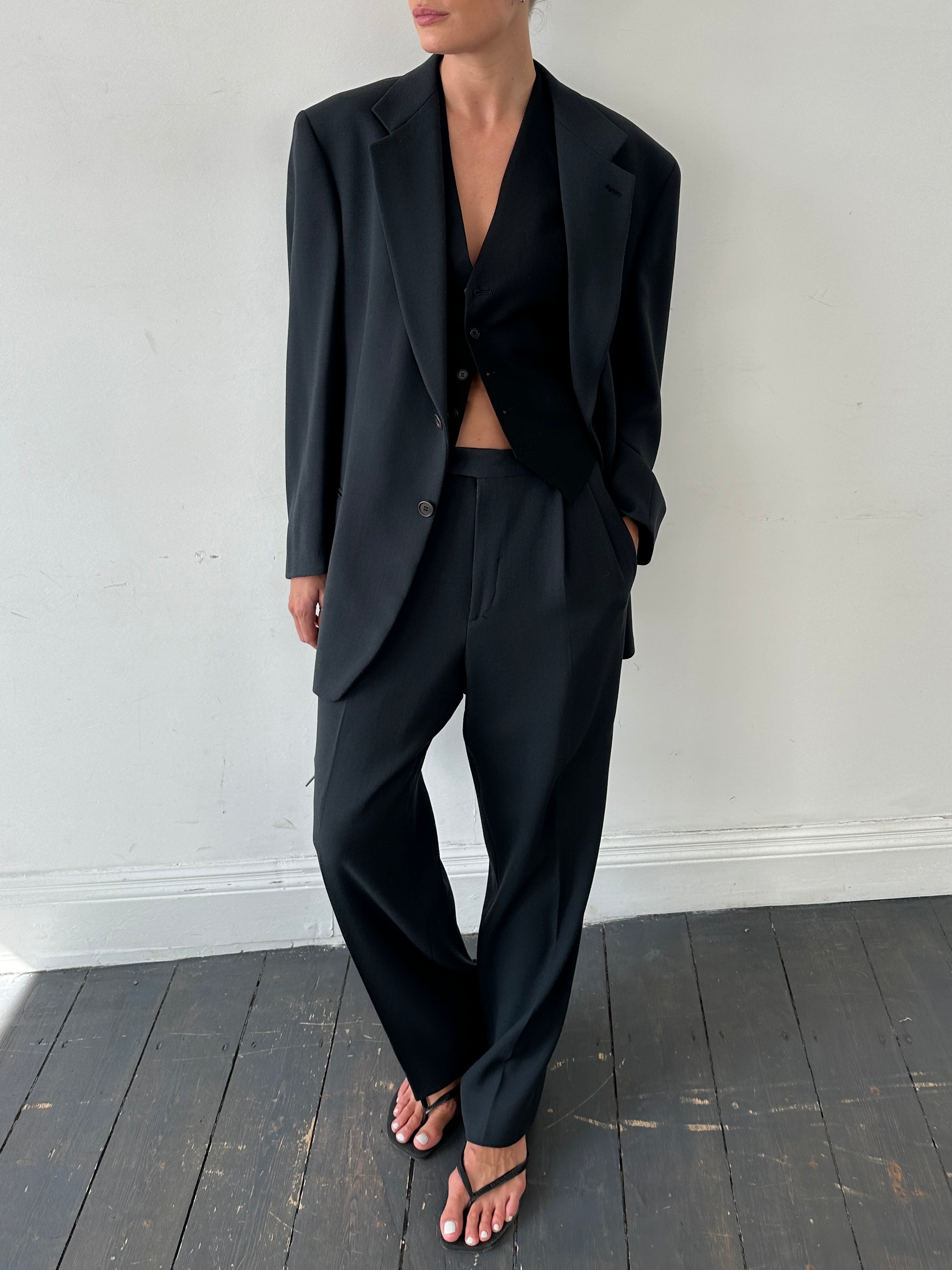 Emporio Armani pure wool single-breasted suit in size 40R/W32, tailored fit, displayed on a hanger with a neutral background.