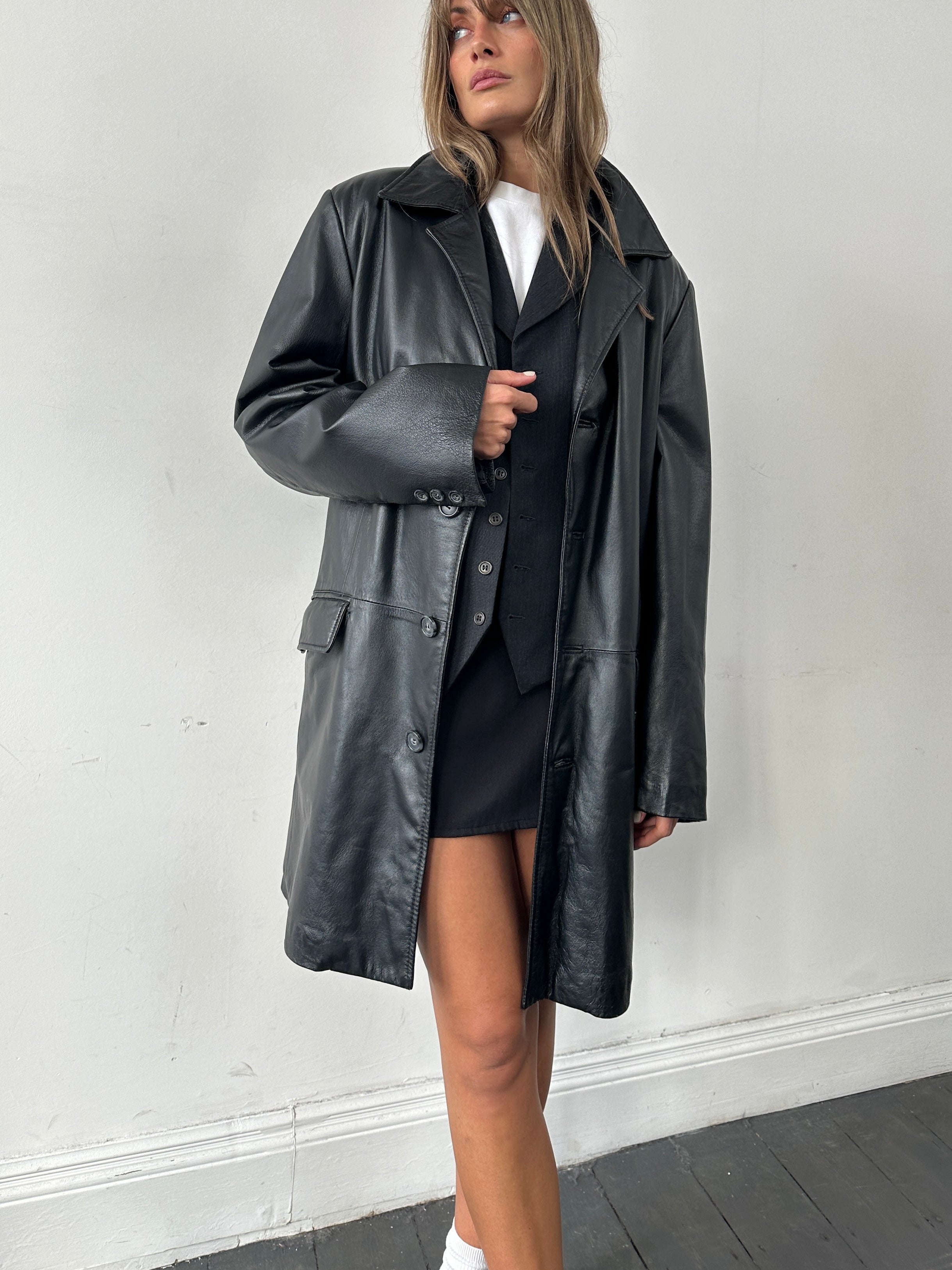 Vintage Italian leather trench coat in size L/XL, stylish retro jacket with classic design and rich leather texture.