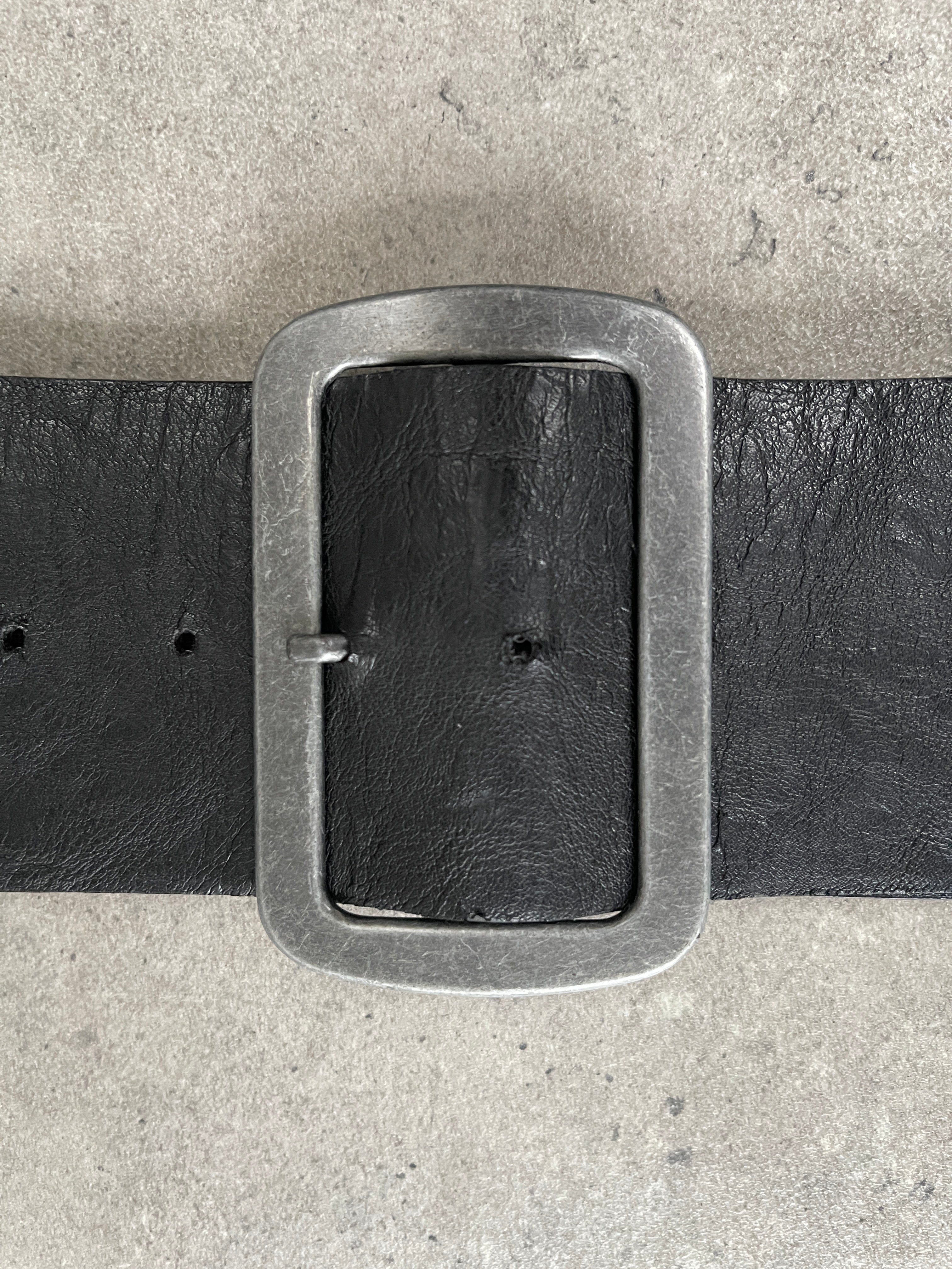 Vintage 1990s square buckle woven leather belt with adjustable W31-35, featuring classic craftsmanship and retro style.
