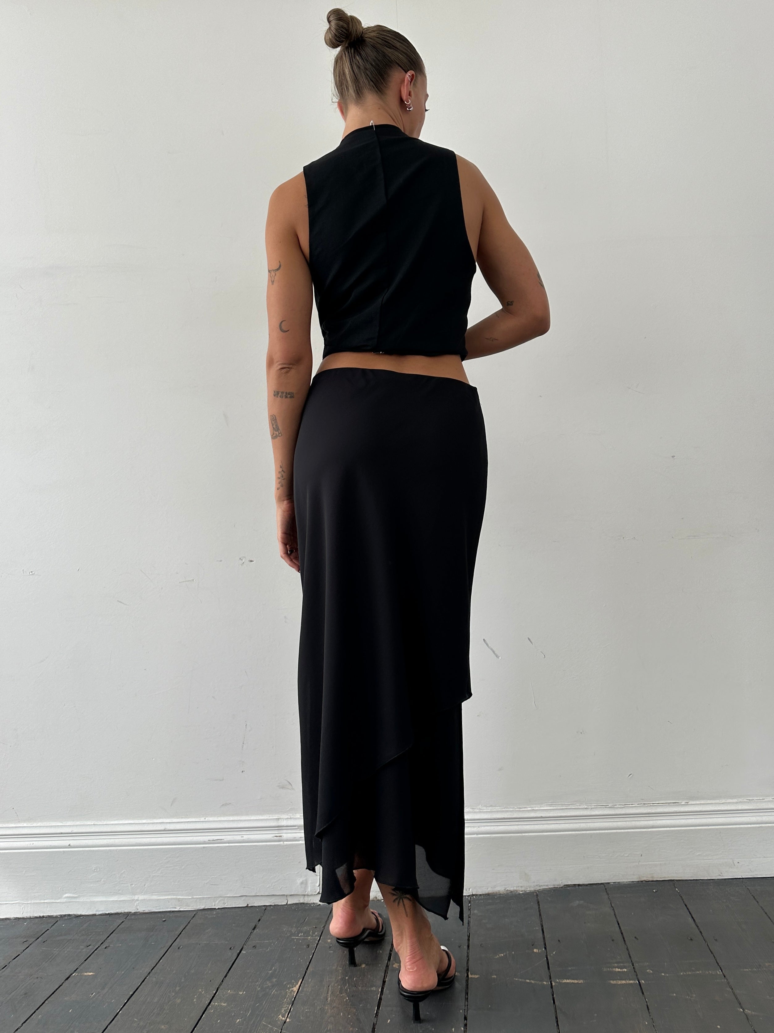 Vintage floaty double-layered midi skirt in a soft fabric, with a relaxed fit and flowing silhouette, suitable for casual or dressy wear.