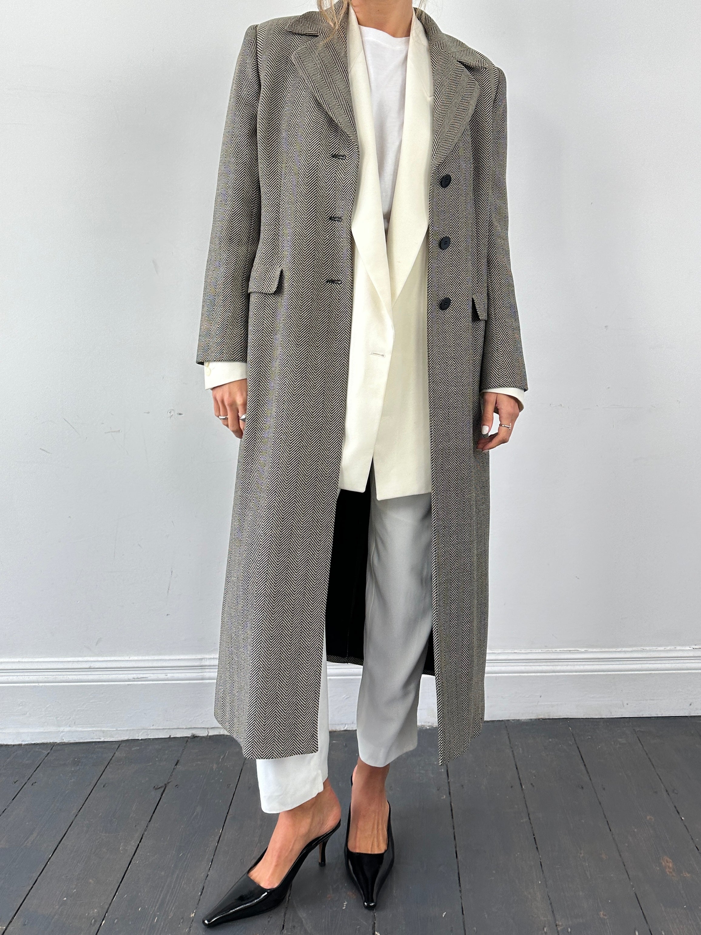 Giorgio Armani Le Collezioni virgin wool herringbone coat in size M, tailored coat with classic herringbone pattern and structured fit.