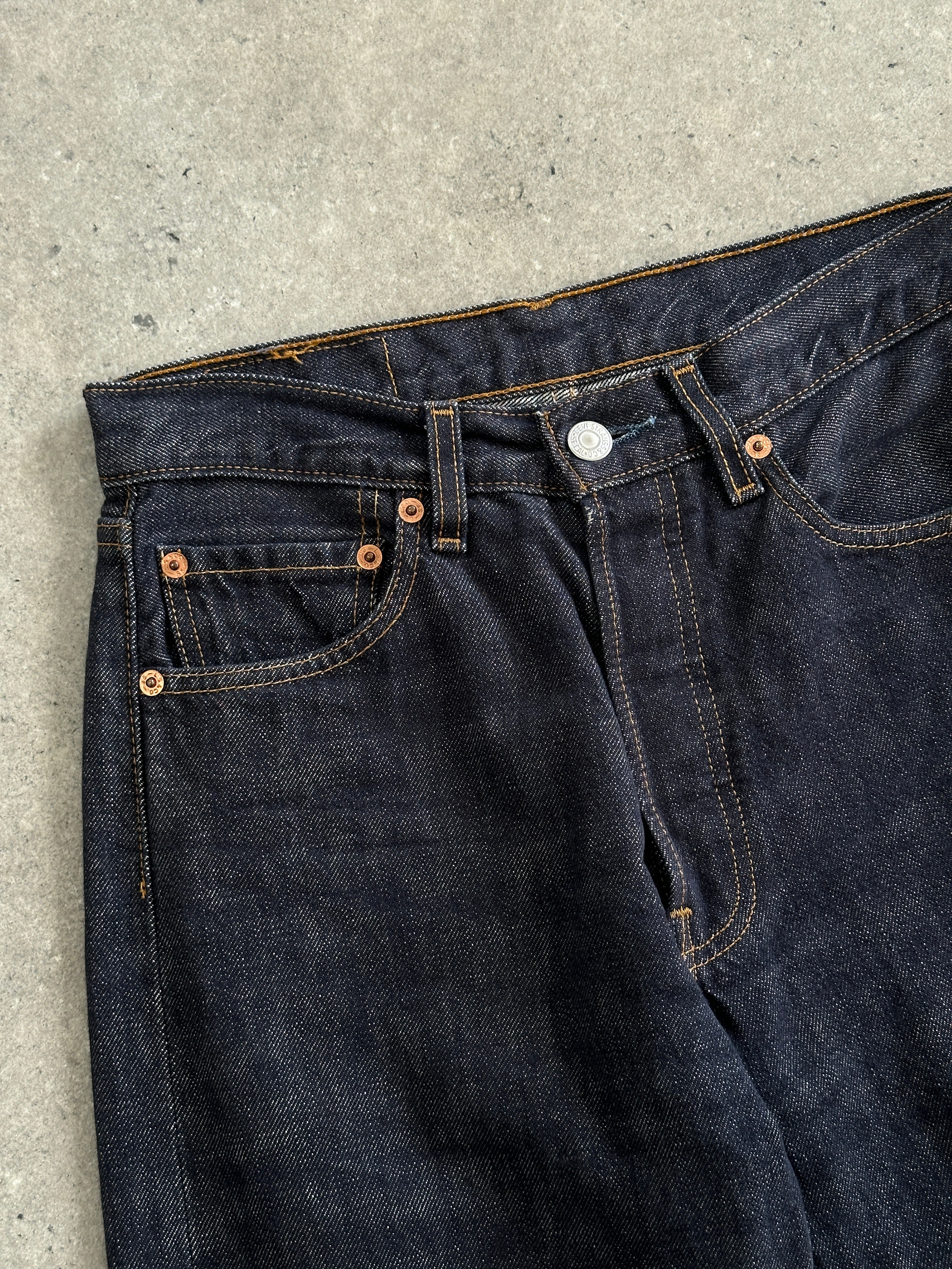 Levi’s 501 straight leg mid-waisted denim jeans in size W26, showing classic five-pocket design and button fly.