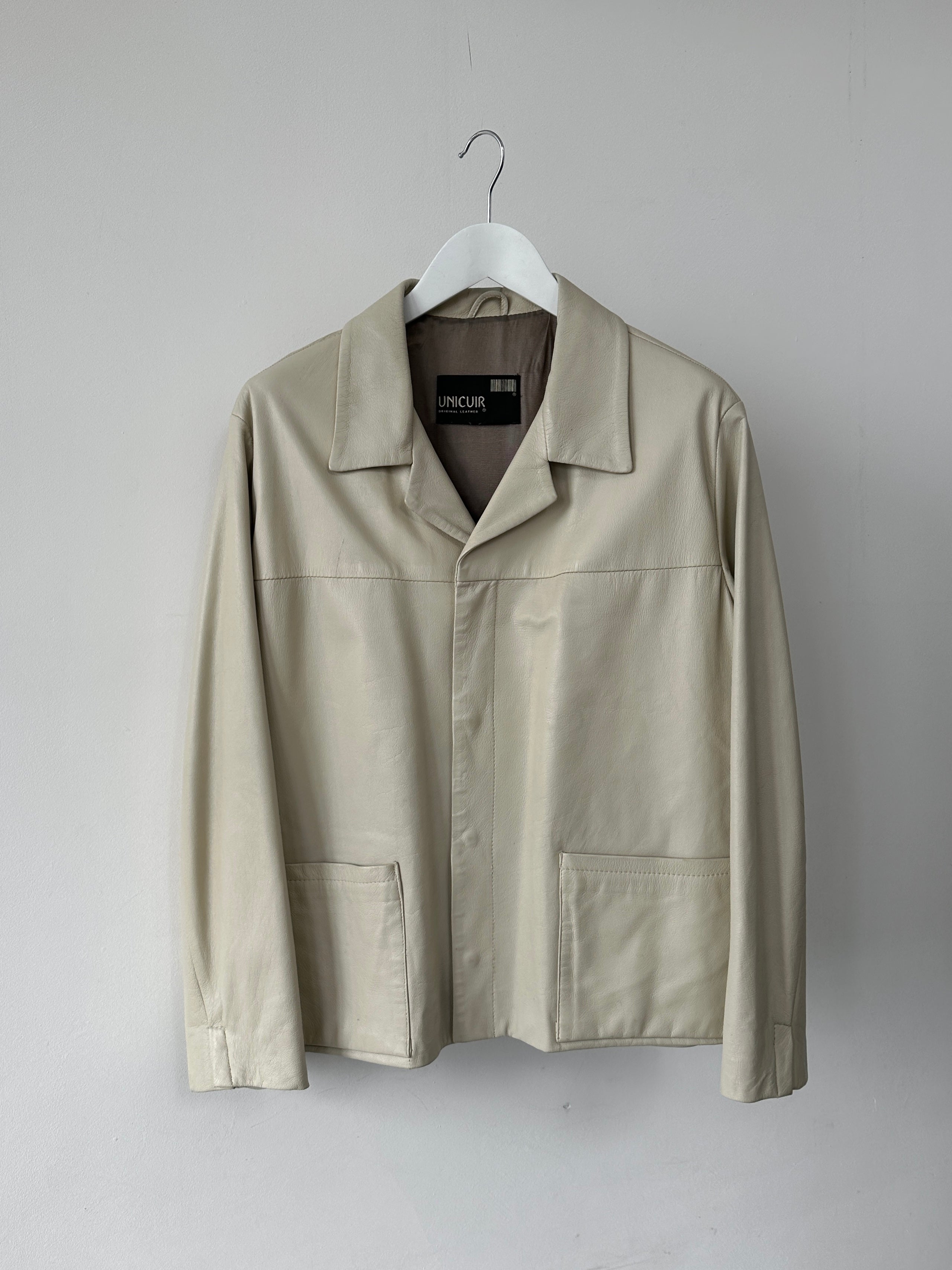 Vintage Italian vintage smooth leather jacket in medium size with classic design and high-quality craftsmanship.