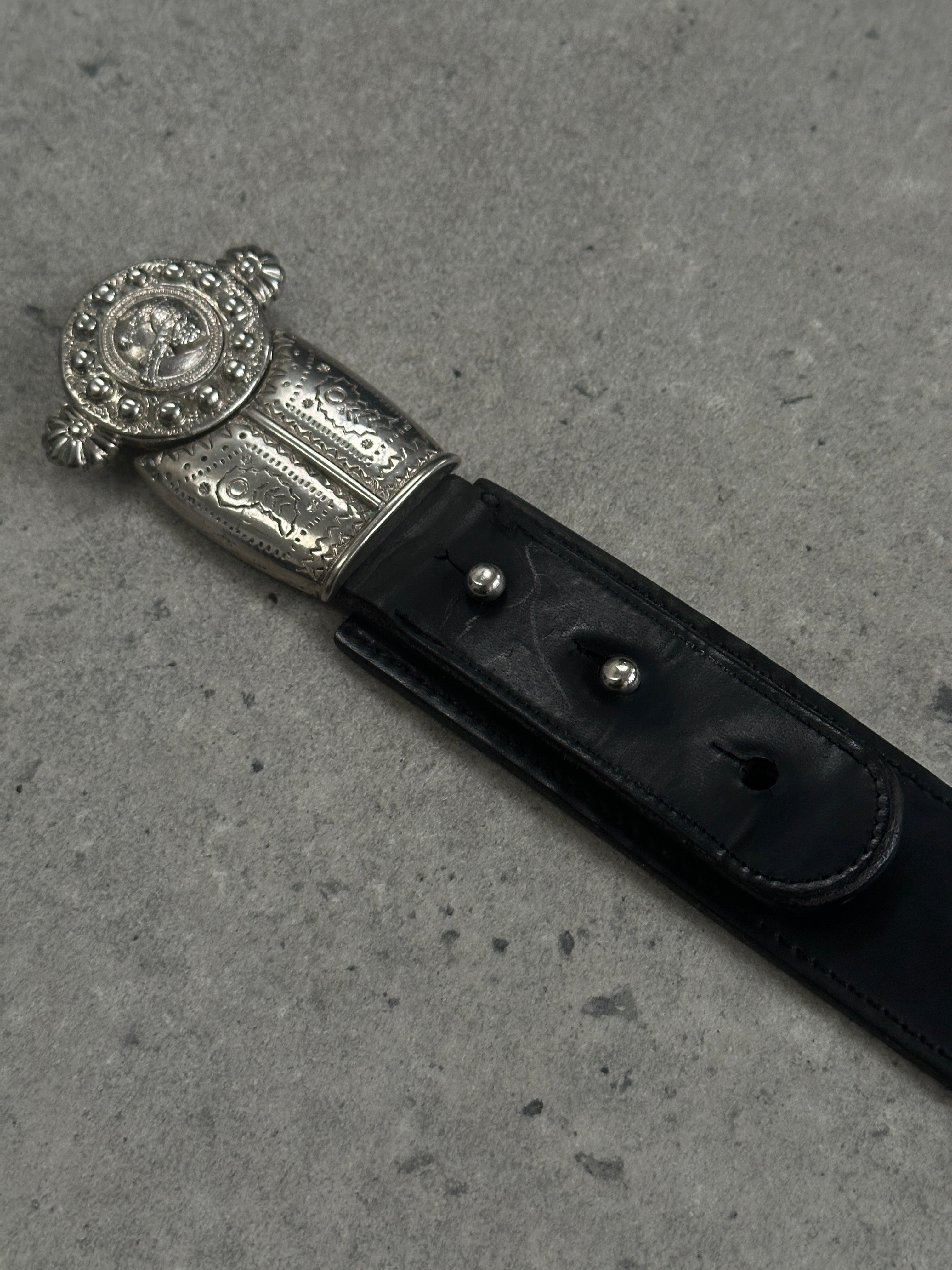 Gianni Versace Versus 1990s leather belt with panther buckle, size W38, featuring iconic designer details and black leather strap.