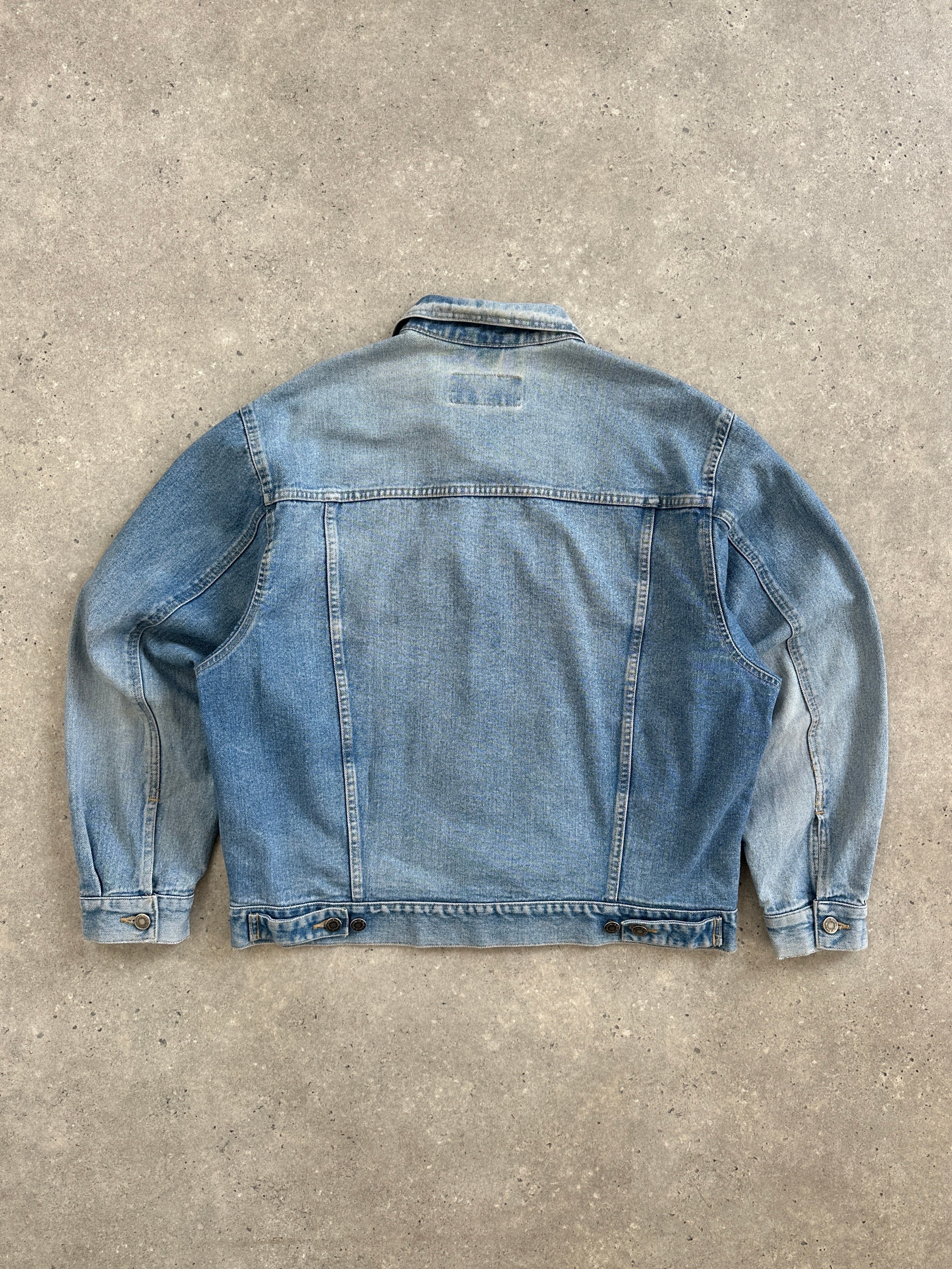 Levi’s Wrangler 1990s light wash denim jacket in size L/XL, showcasing classic style with faded denim and button front.