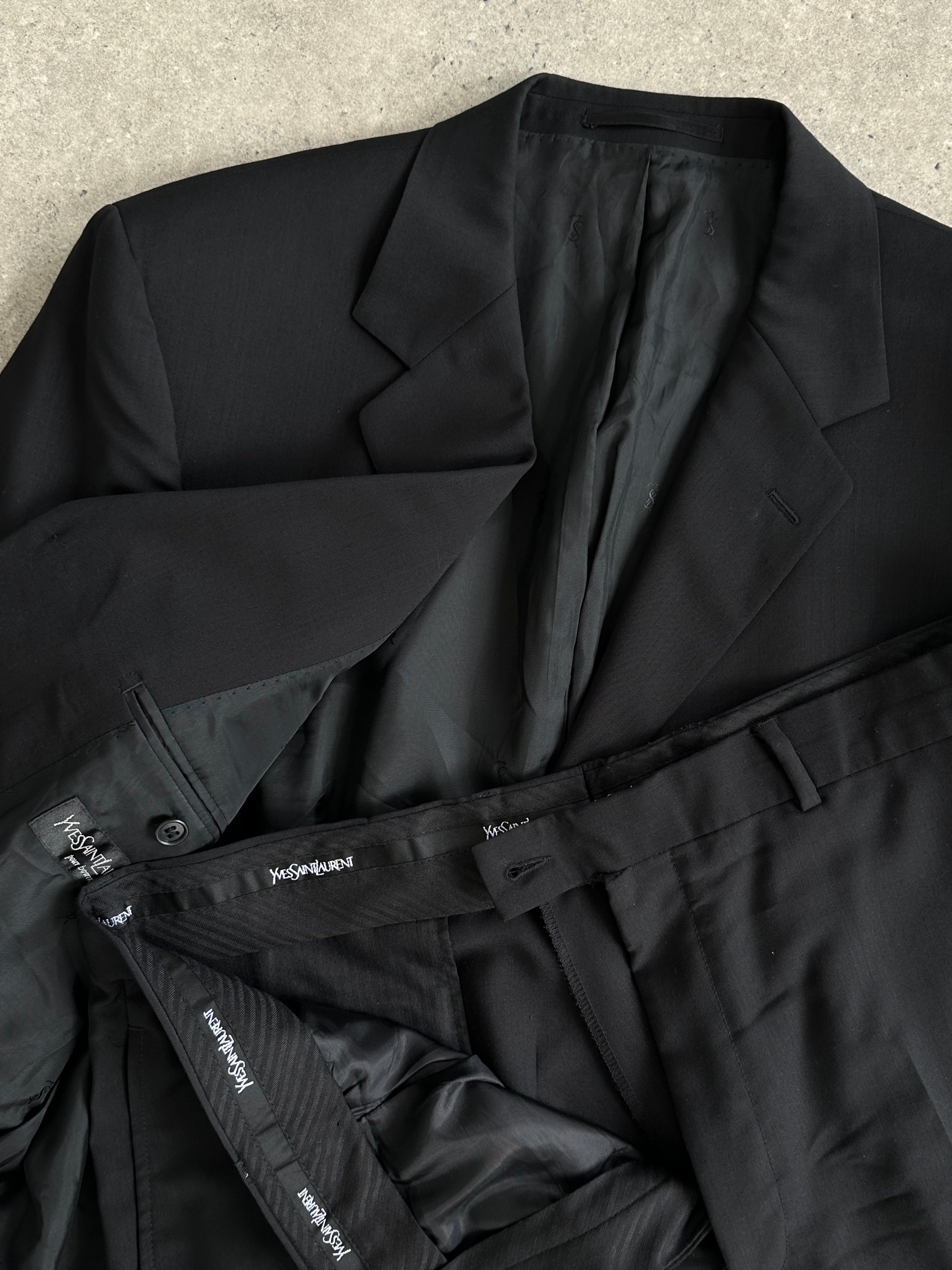 Yves Saint Laurent Pour Homme pure wool single-breasted suit in size 46R/W38, tailored fit with classic lapels and front buttons.