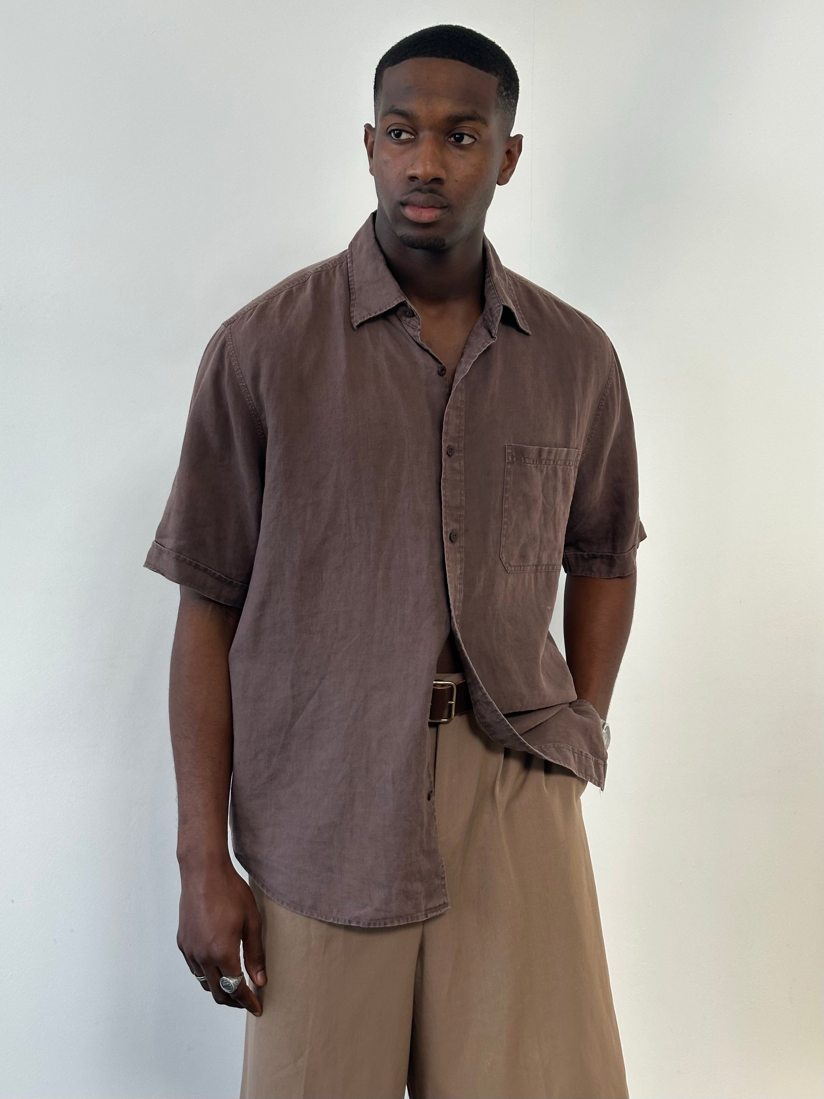 Vintage 2000s pure linen short sleeve shirt in XL, showcasing its lightweight fabric and classic vintage style.