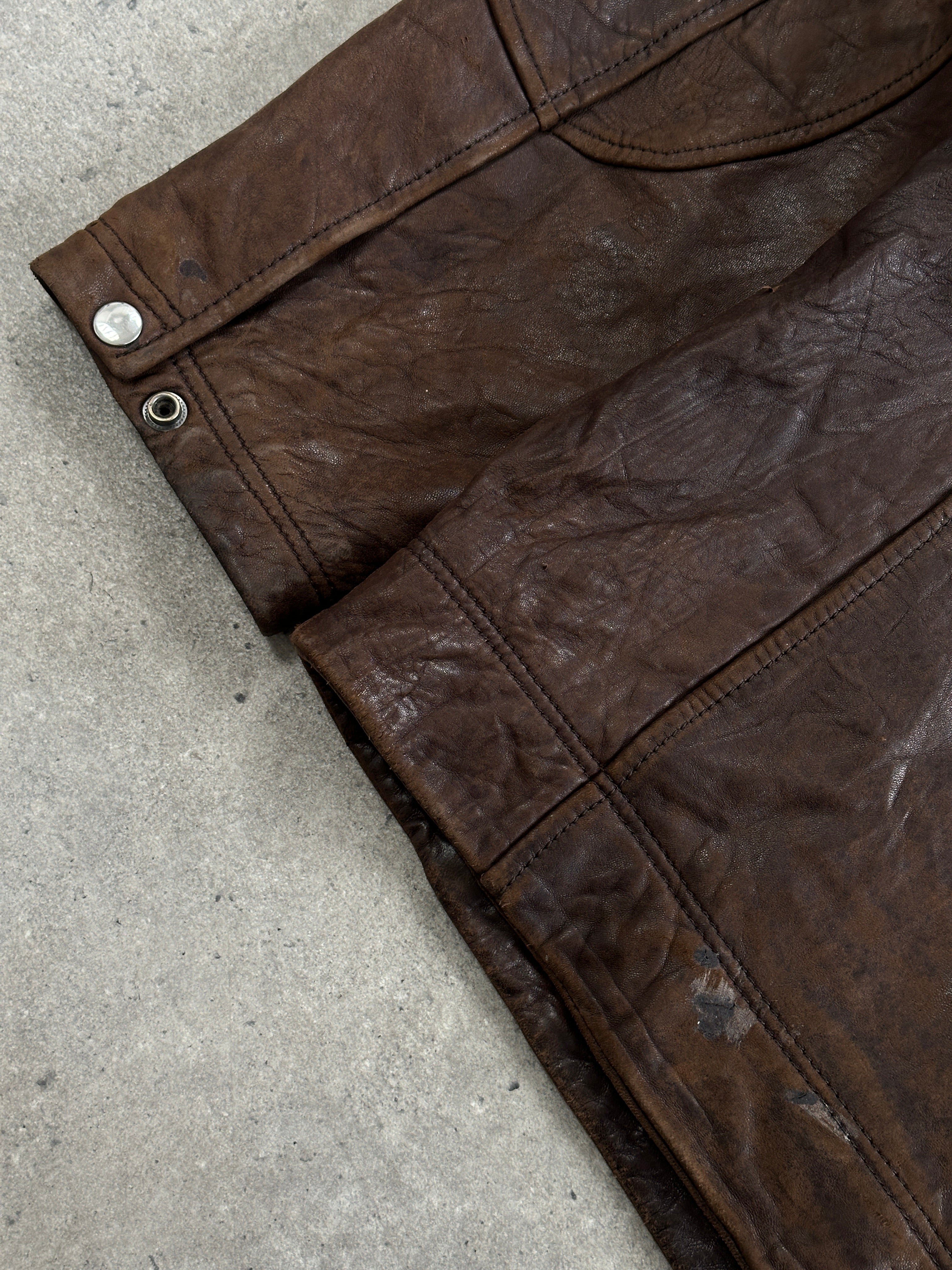 Vintage 1990s distressed leather jacket, XXL size, with rugged style and worn texture, showcasing classic vintage leather craftsmanship.