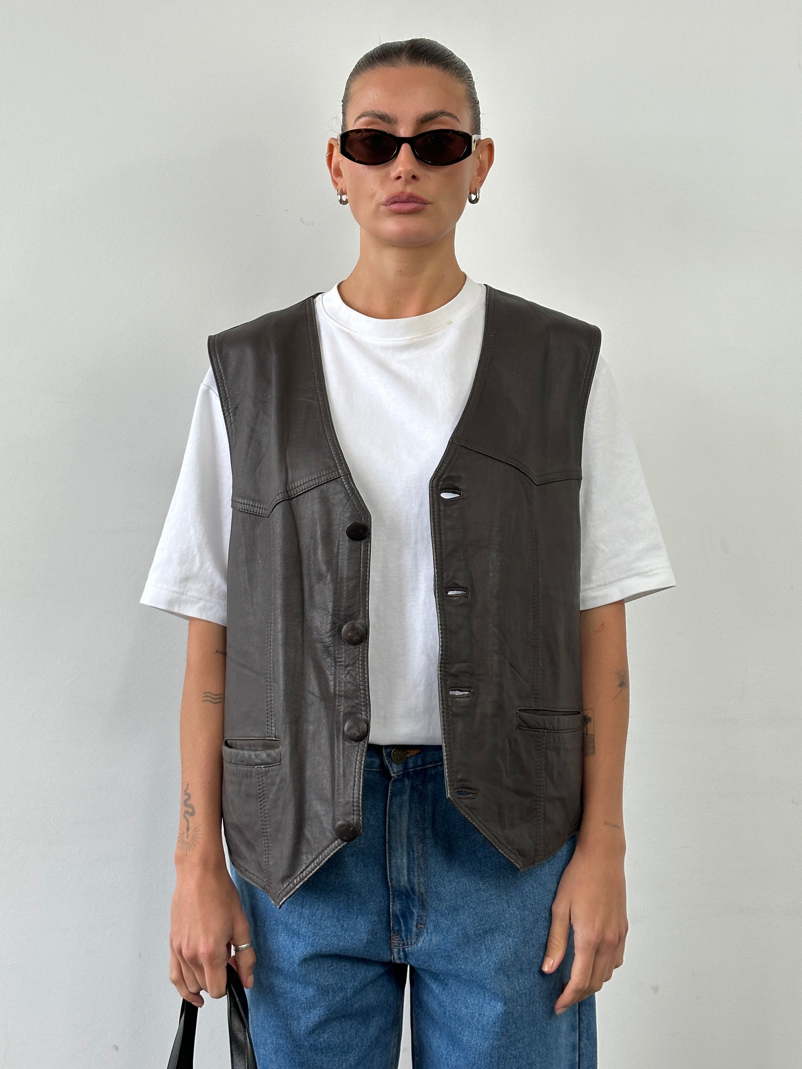 Vintage 1990s leather waistcoat in XL size, featuring classic design and rich brown leather details.