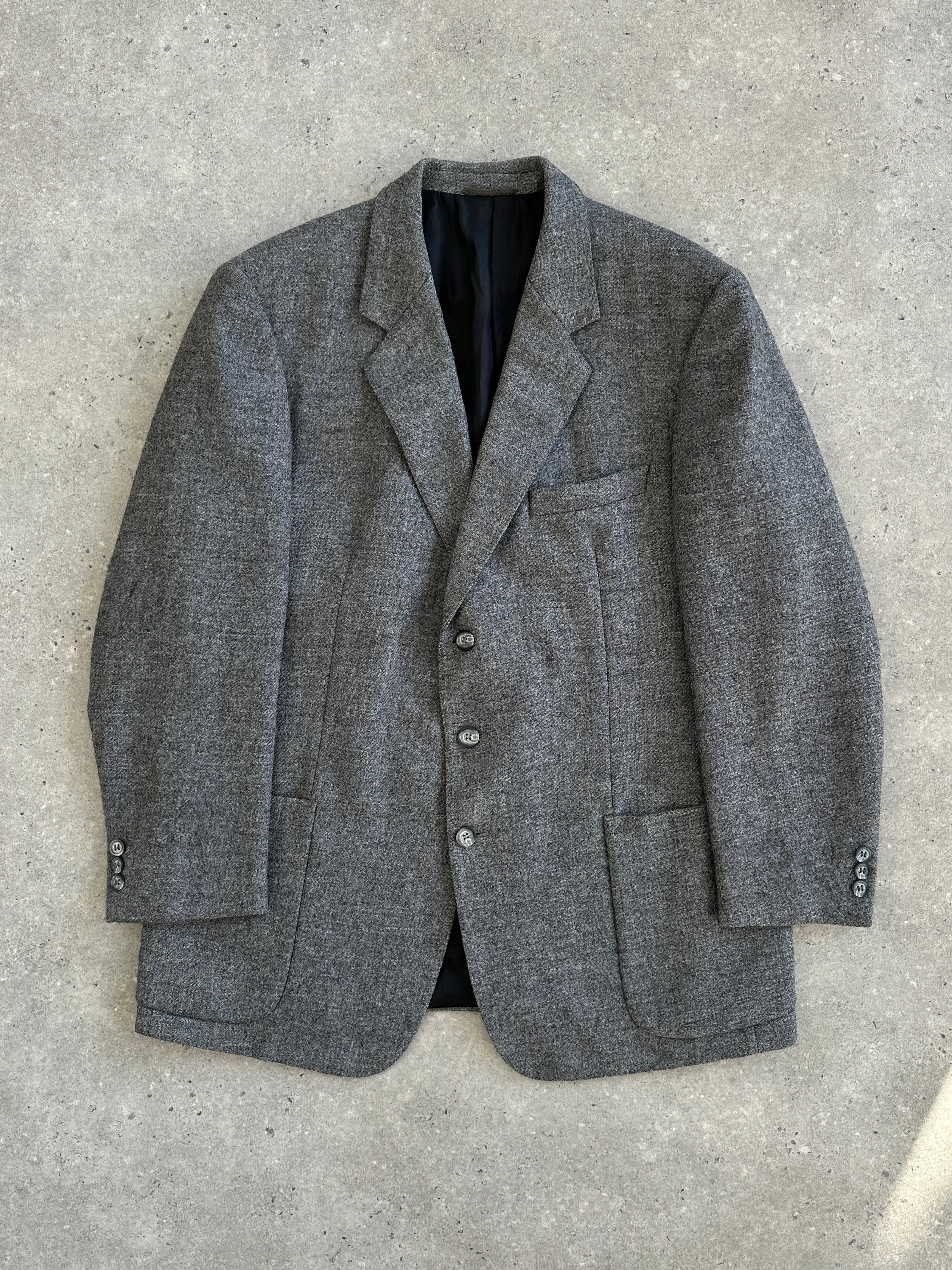 Burberry 1980s pure brushed wool single-breasted blazer in size 44R/XL, navy blue with classic lapel and button closure.