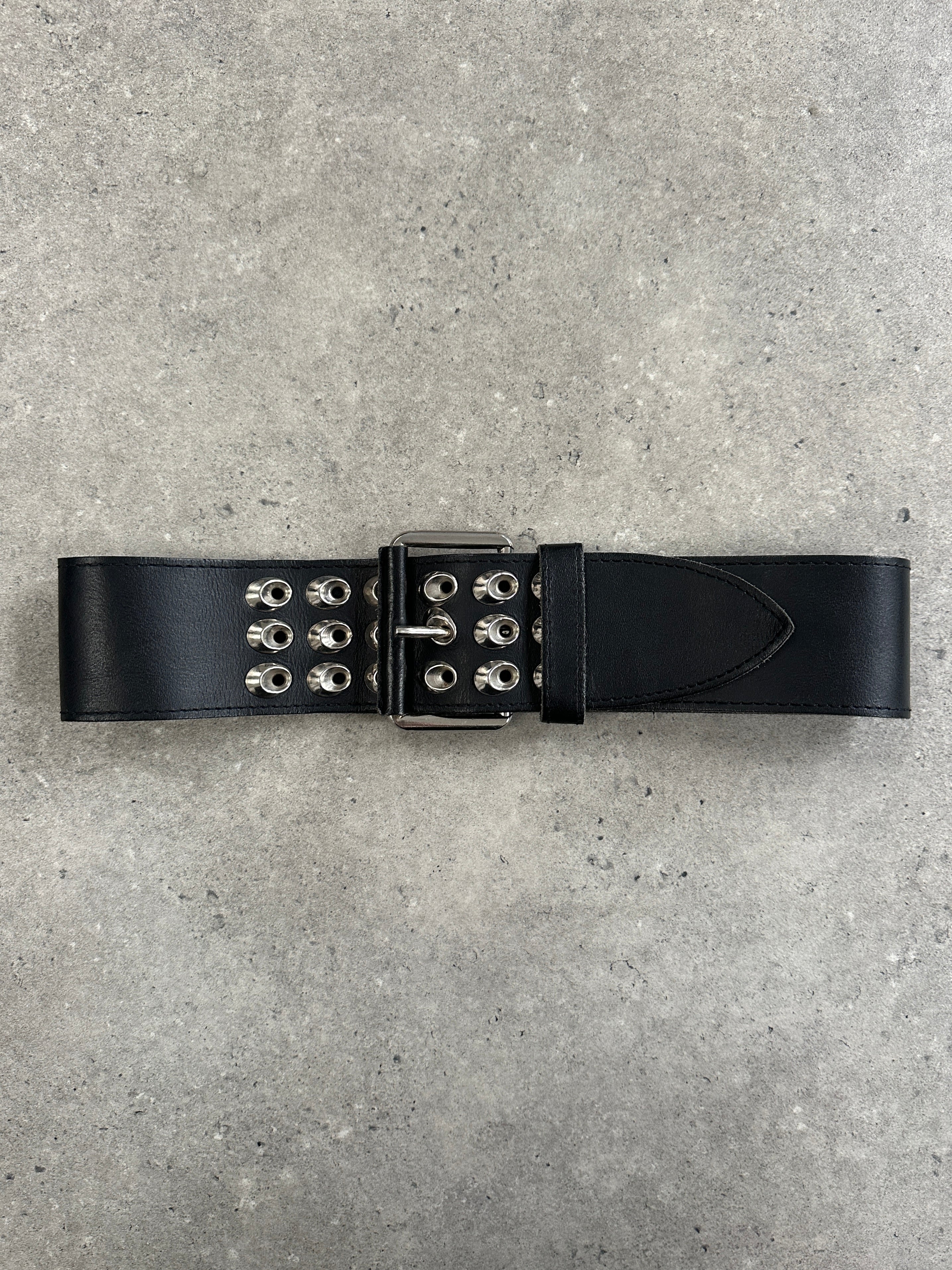 Vintage 2000s chunky leather belt with eyelet details, casual accessory for waist sizes W25-30, vintage style and durable design.