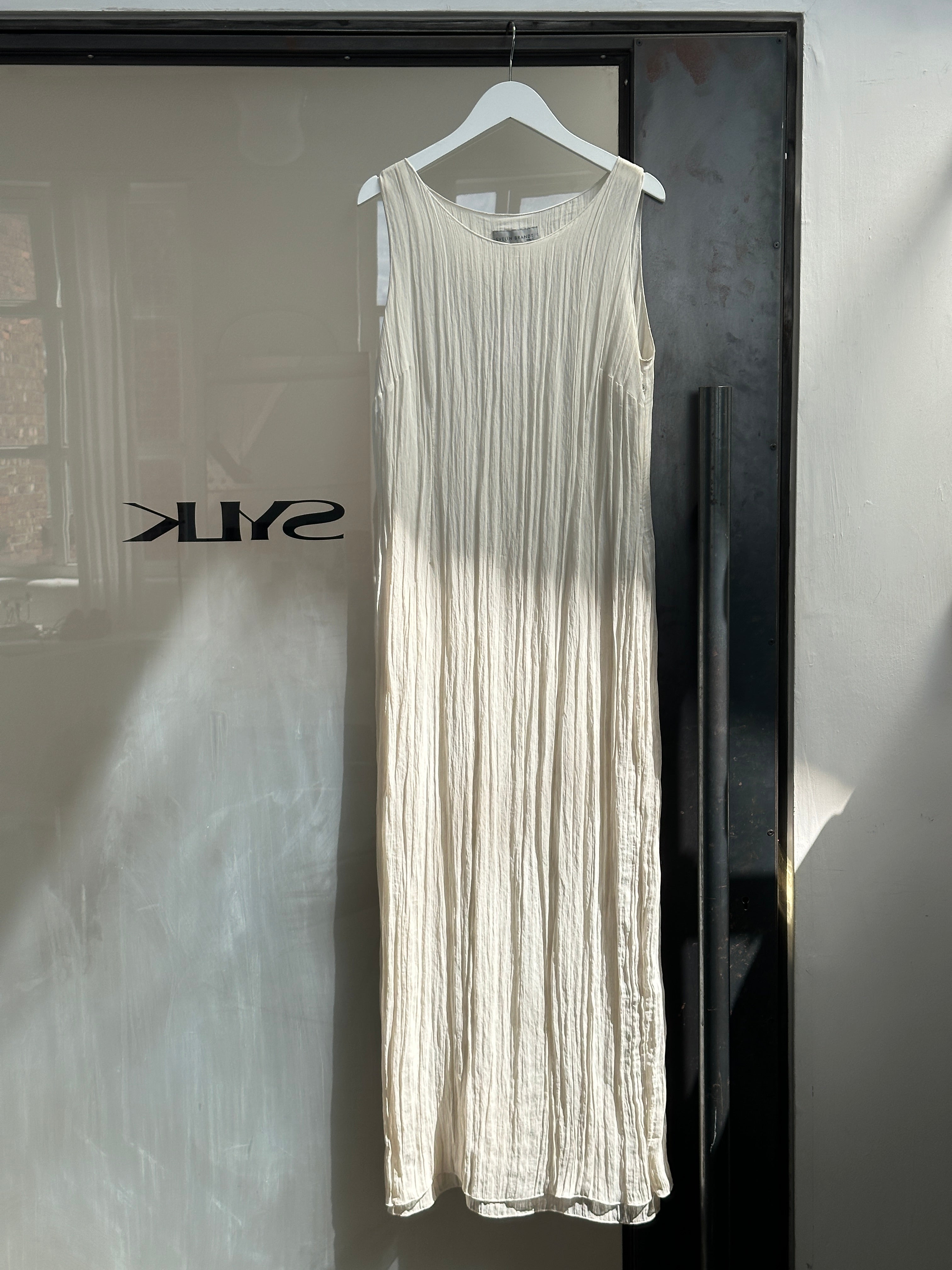 Vintage 00s pleated floor-length dress in size M, featuring elegant vintage style with flowing fabric and classic design.