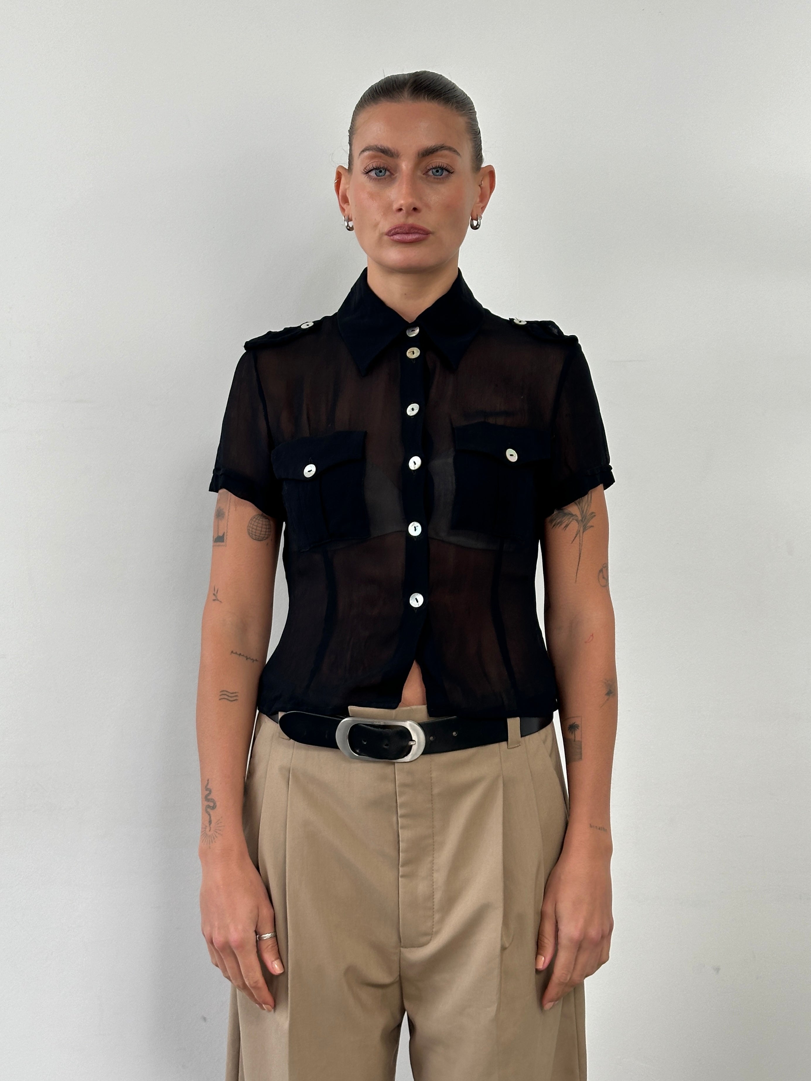 Vintage Italian vintage sheer short sleeve shirt in size S/M, lightweight and stylish with a classic design and breathable fabric.