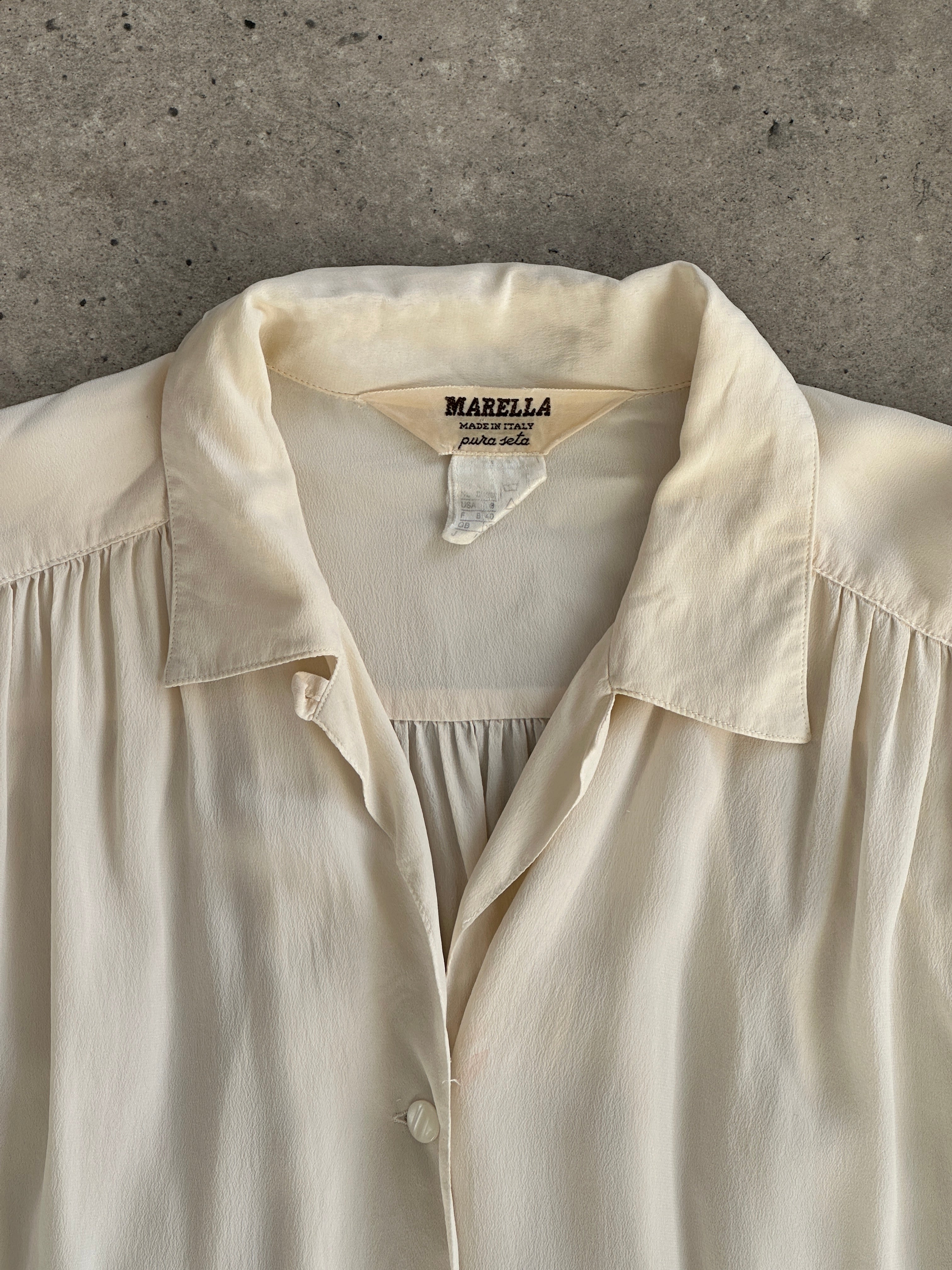 Marella Circa 90s pure silk pleated shirt in size L, featuring a classic design with elegant pleats and a smooth silk fabric.