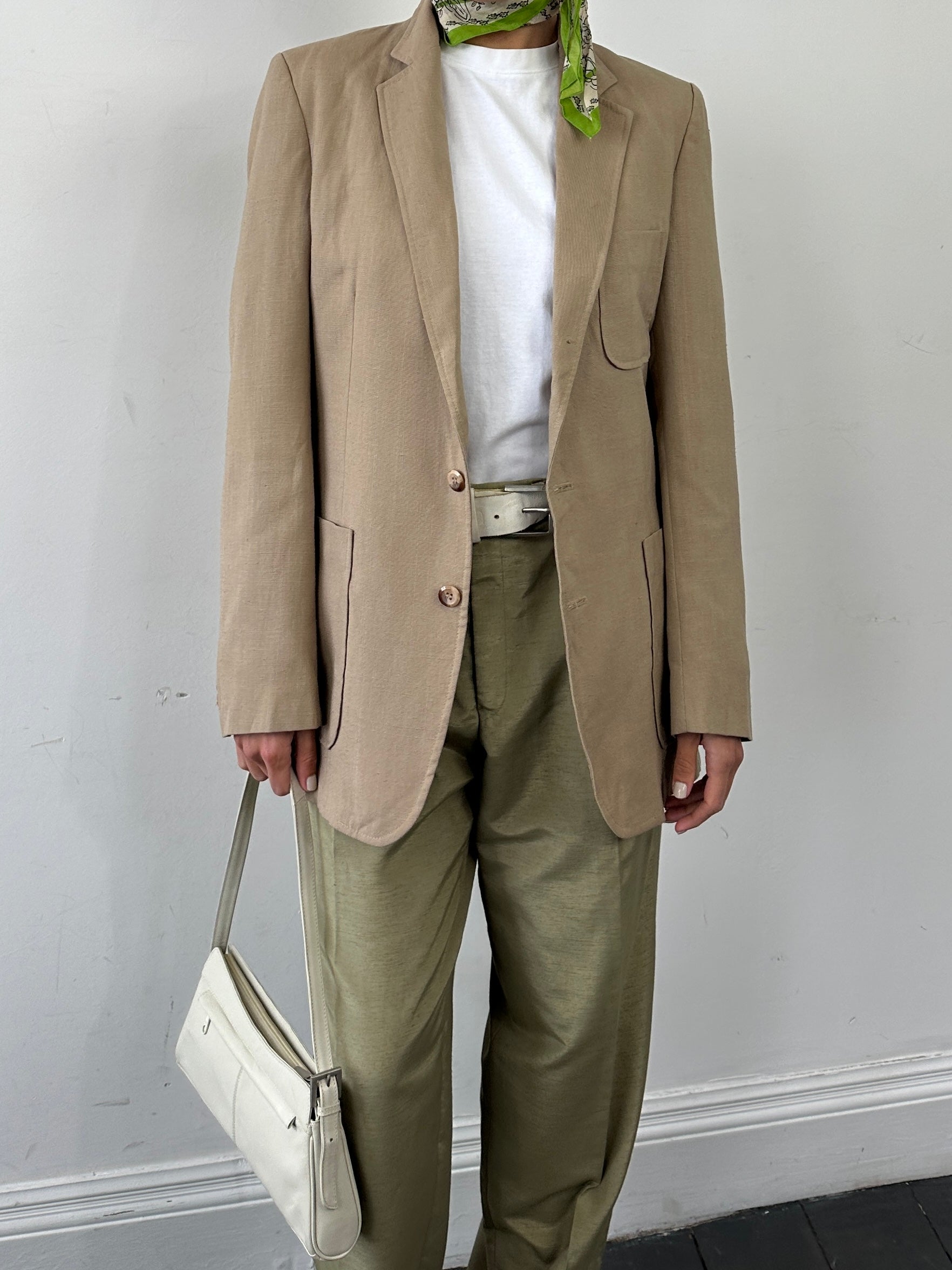 Vintage linen single-breasted blazer in size M, featuring classic tailored fit and neutral color, perfect for casual or smart-casual wear.