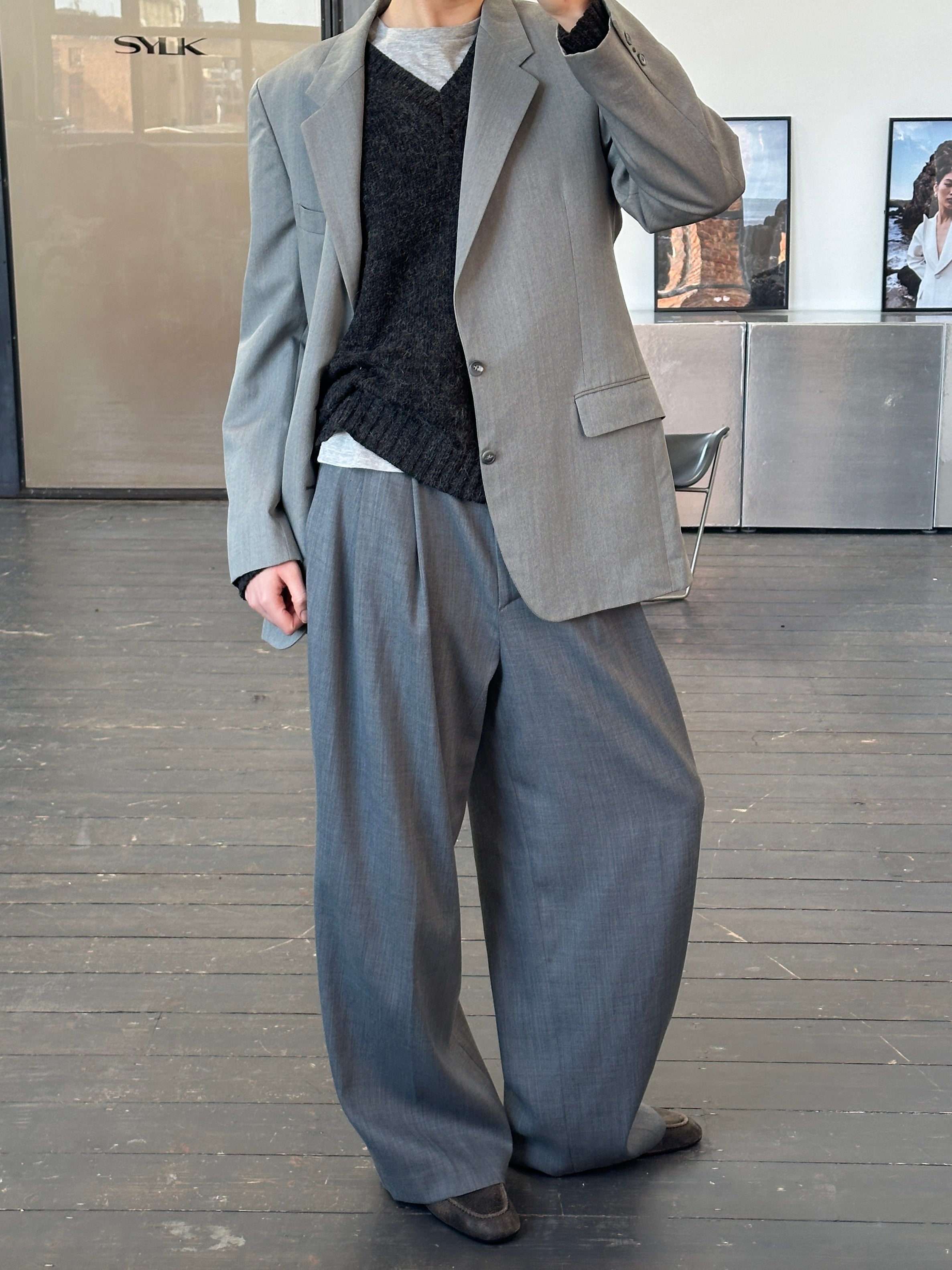 Yves Saint Laurent 1990s pure wool single-breasted blazer in size 40R/L, tailored fit with classic lapels and button closure.