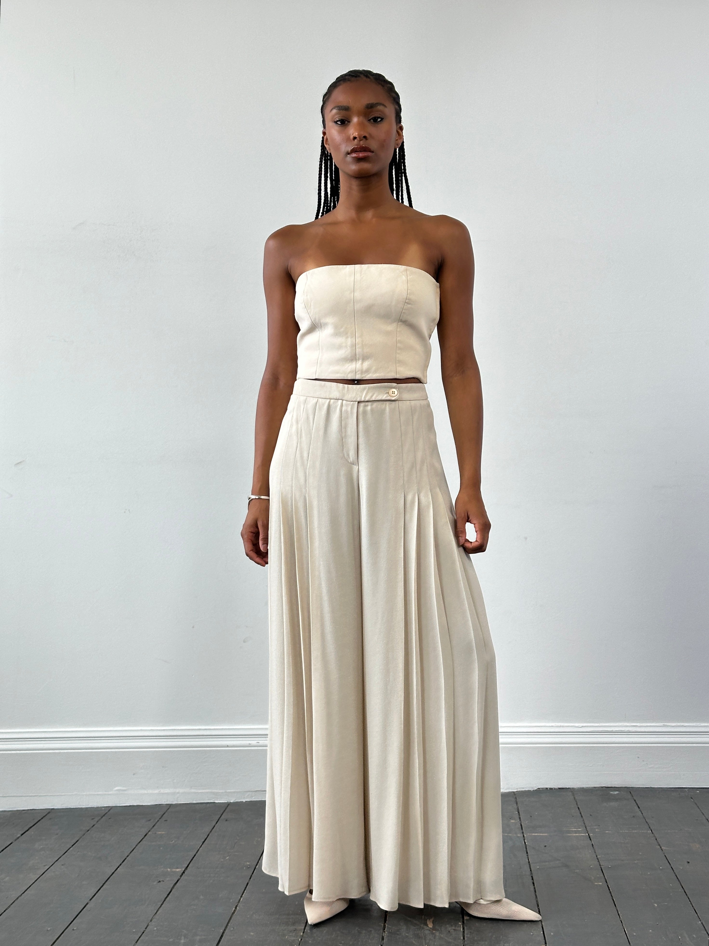 Armani Collezioni 2000s tailored palazzo trousers with pleats and wide-leg design, size 30, in a classic tailored fit.