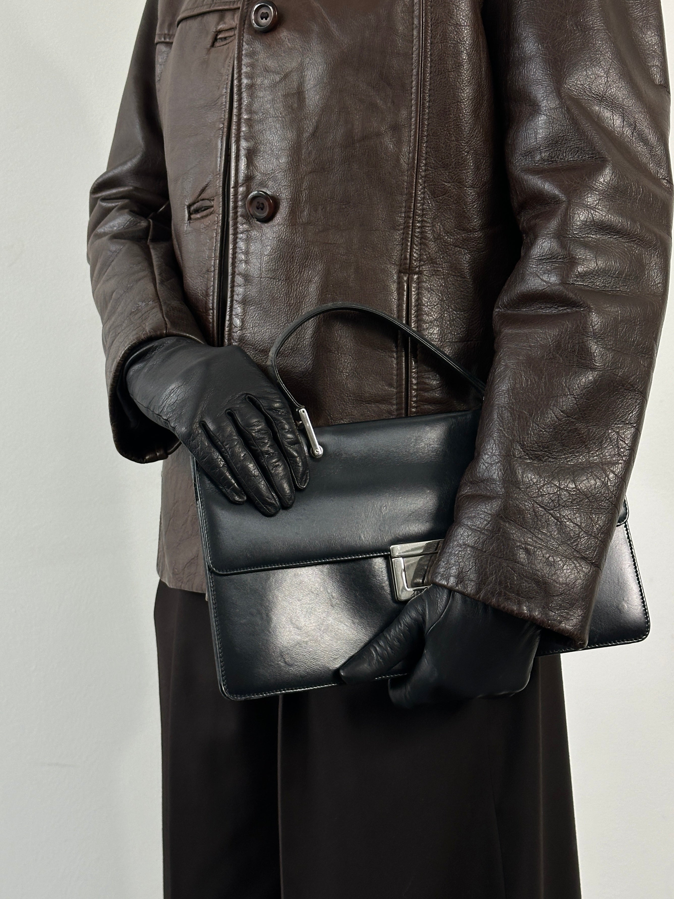 Vintage 1990s leather gloves in size S, stylish and classic, featuring smooth brown leather with detailed stitching.