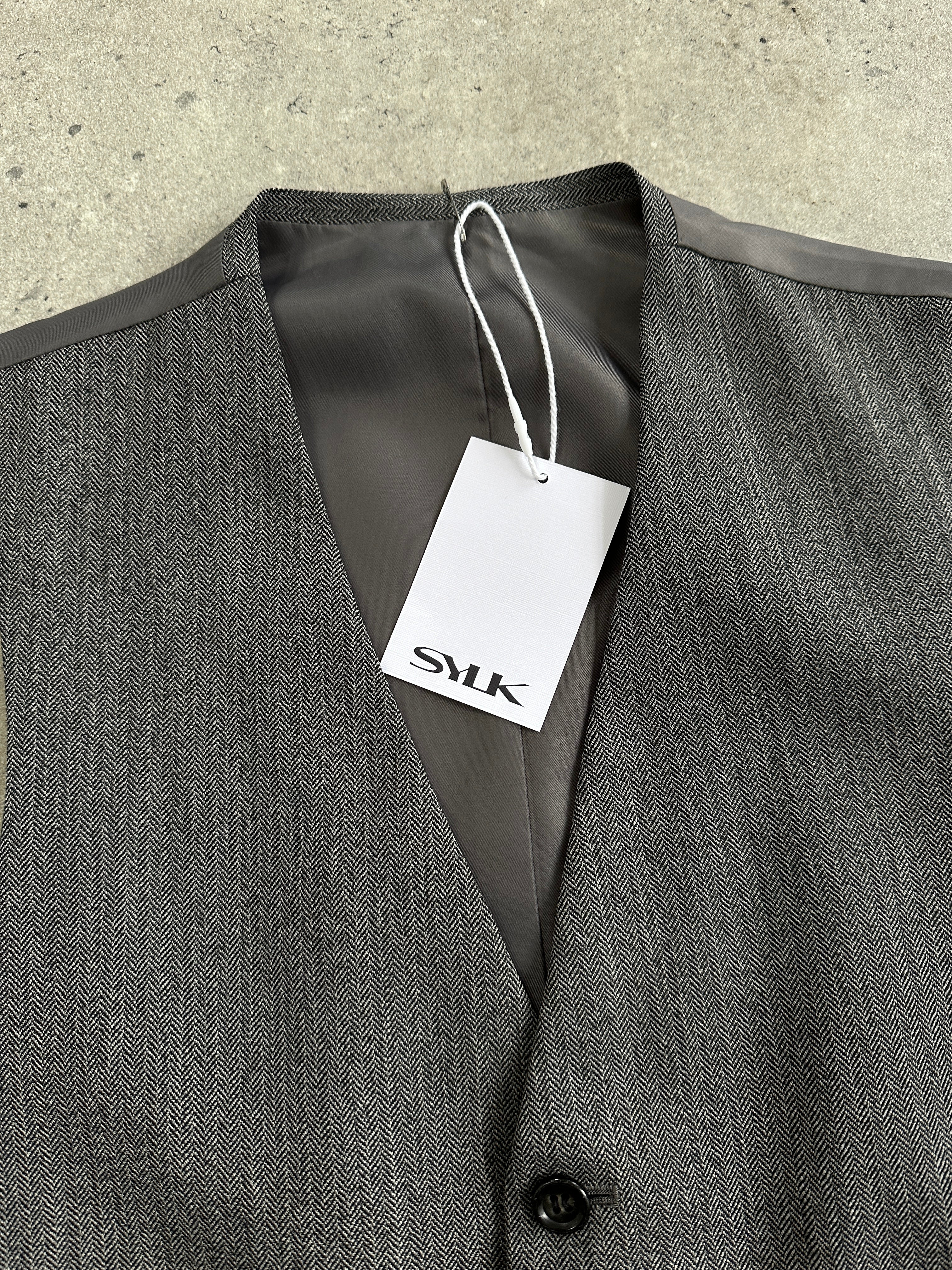 Vintage herringbone tailored waistcoat in size M, featuring classic button details and a fitted design for a timeless look.