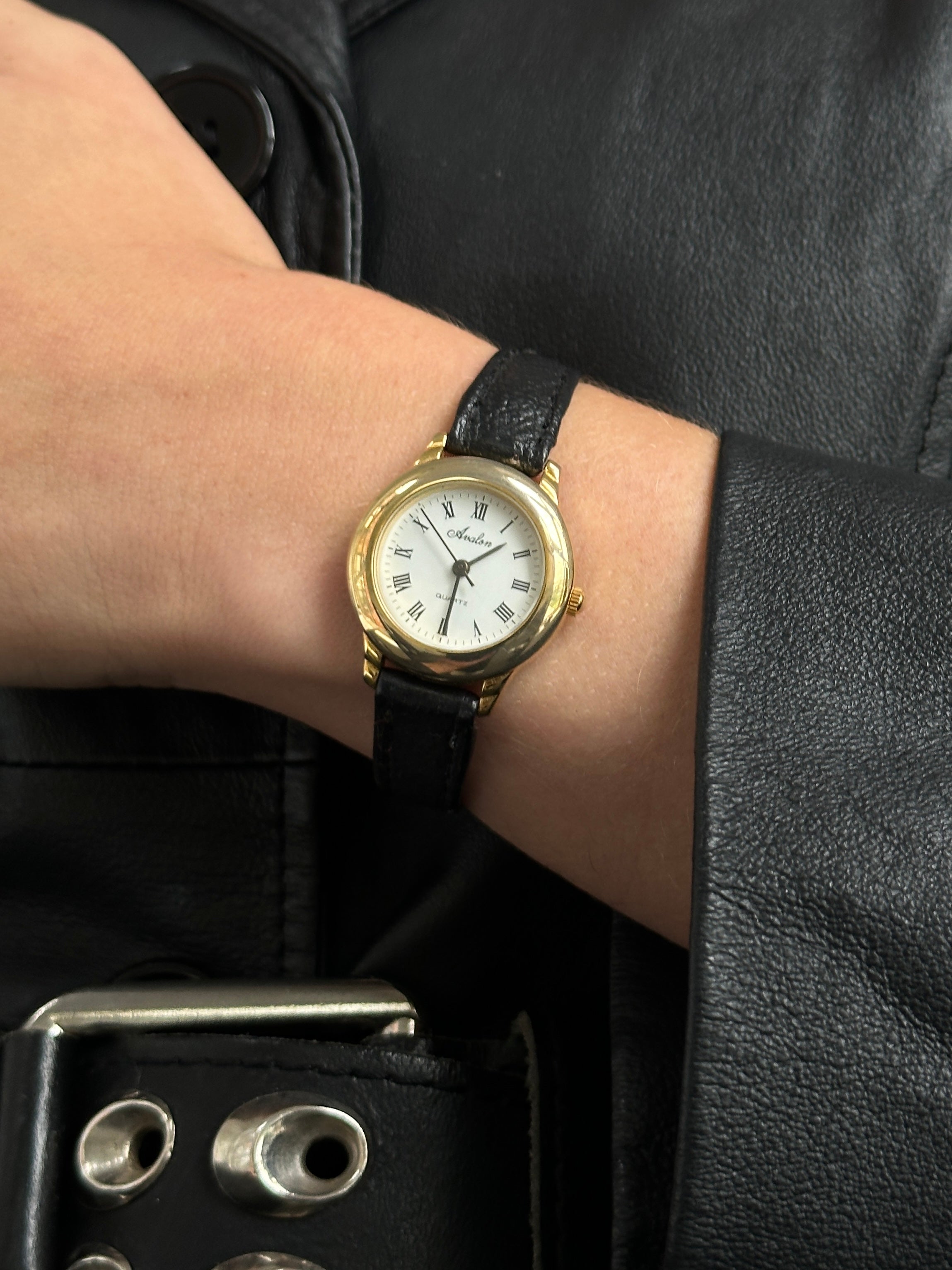 Vintage 1990s gold tone round quartz watch with classic design and metal bracelet, showcasing a retro timepiece style.