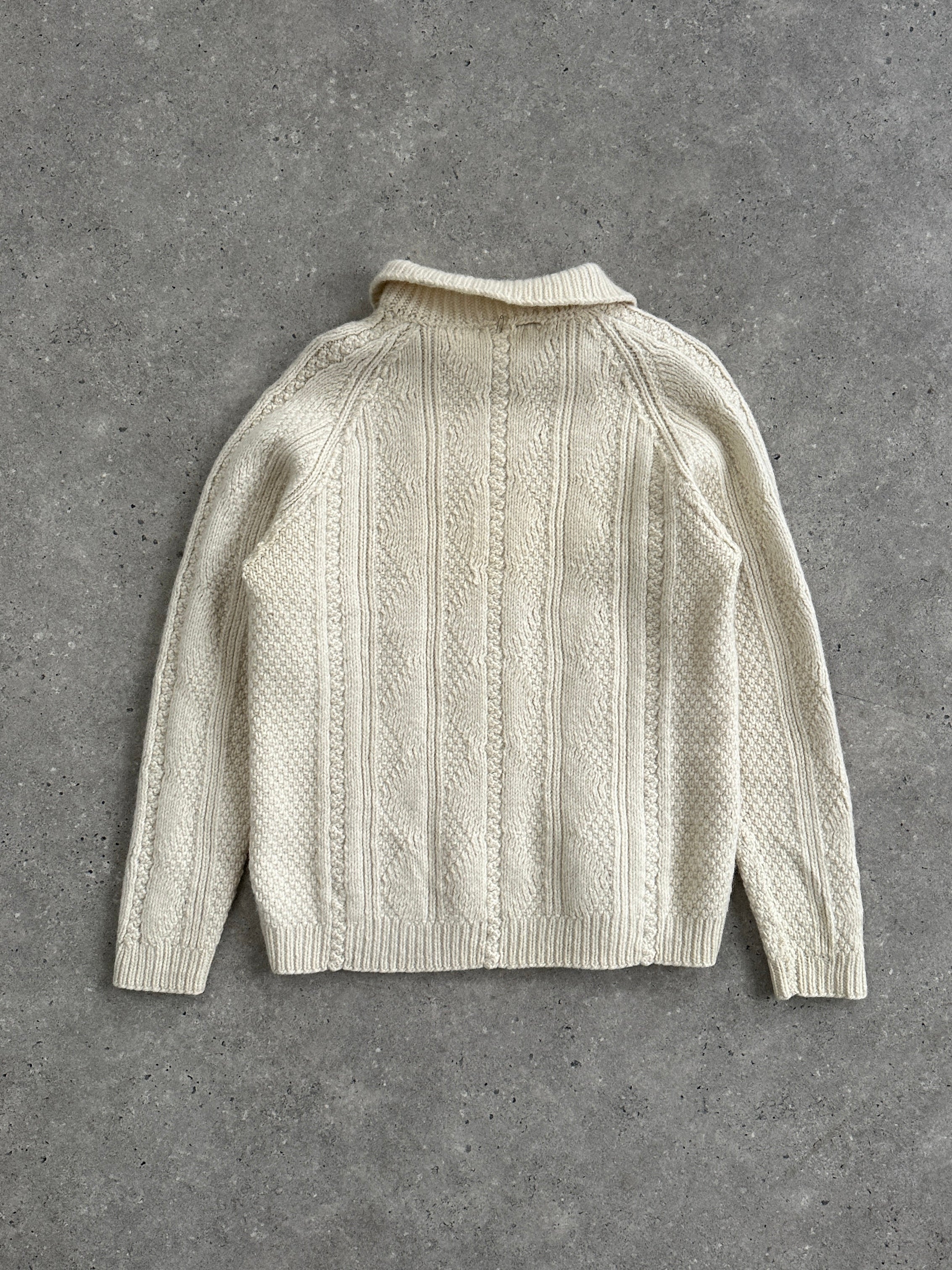 Vintage pure wool knitted collared jumper in XS/S, featuring a classic design and cozy texture, ideal for cold weather.