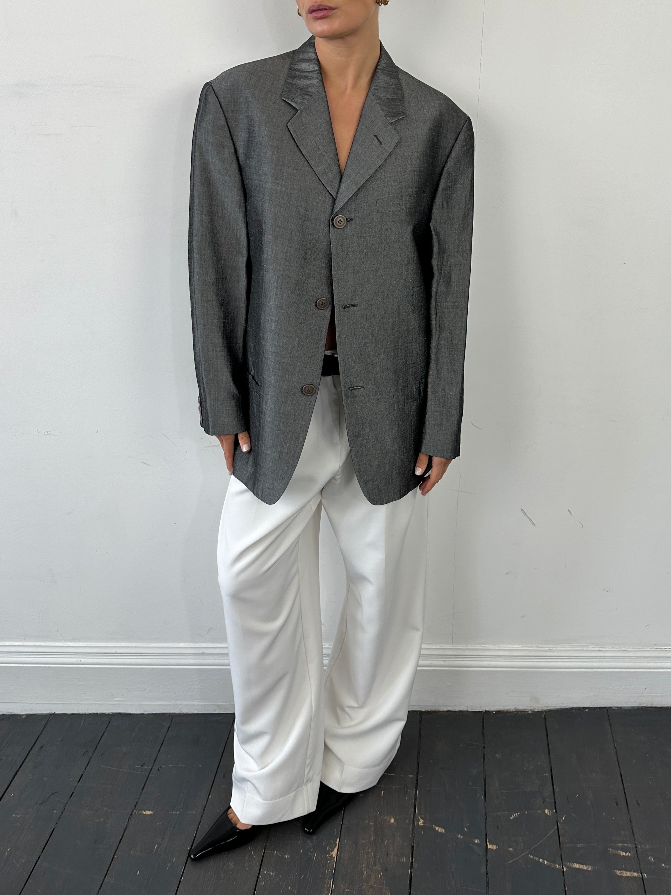 Gianni Versace Versus single-breasted blazer in size L, featuring tailored fit and classic lapel, displayed on a hanger.