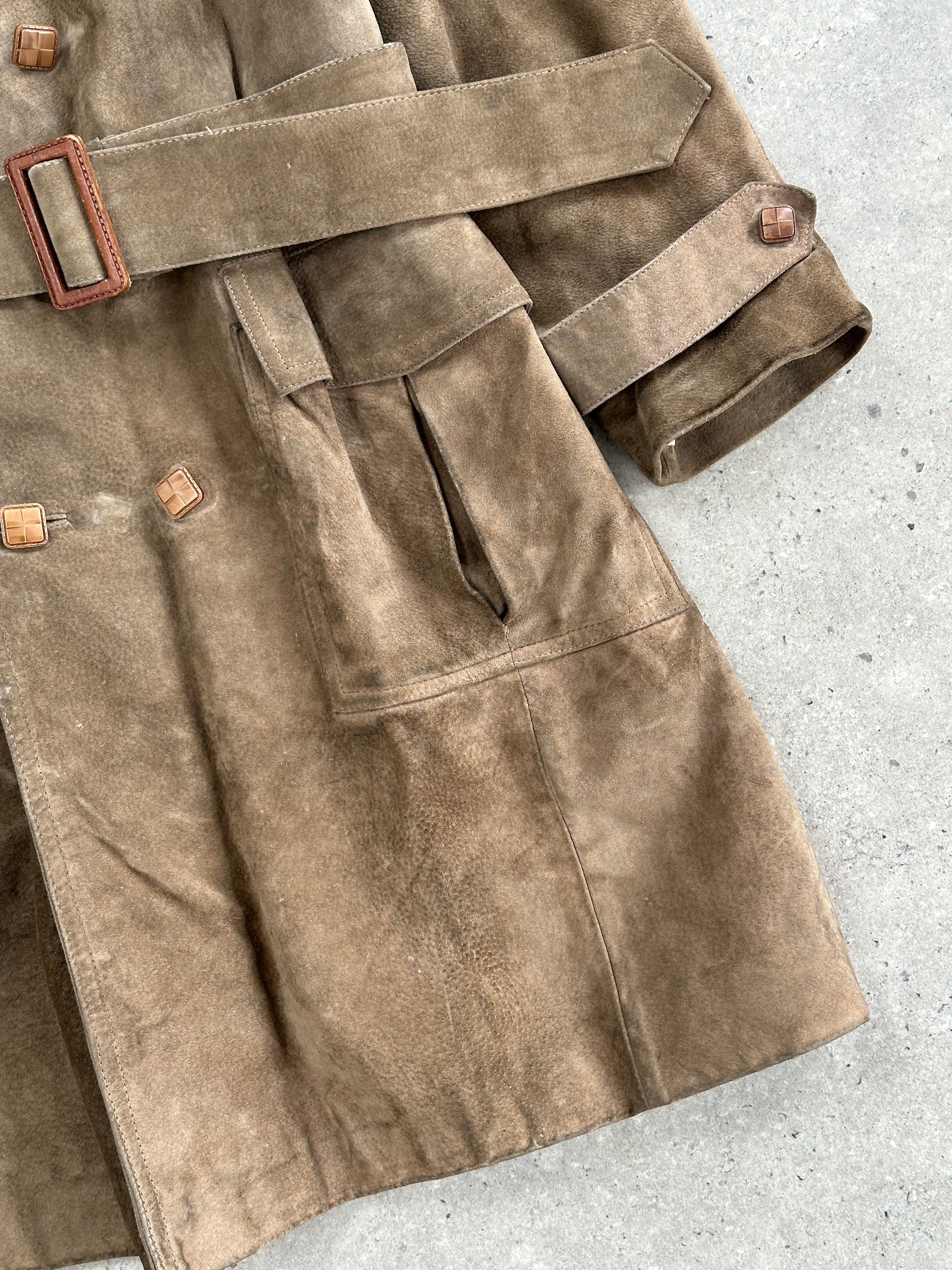 Vintage pure suede belted trench coat in XL, featuring classic design and weather-resistant material, displayed on a hanger.