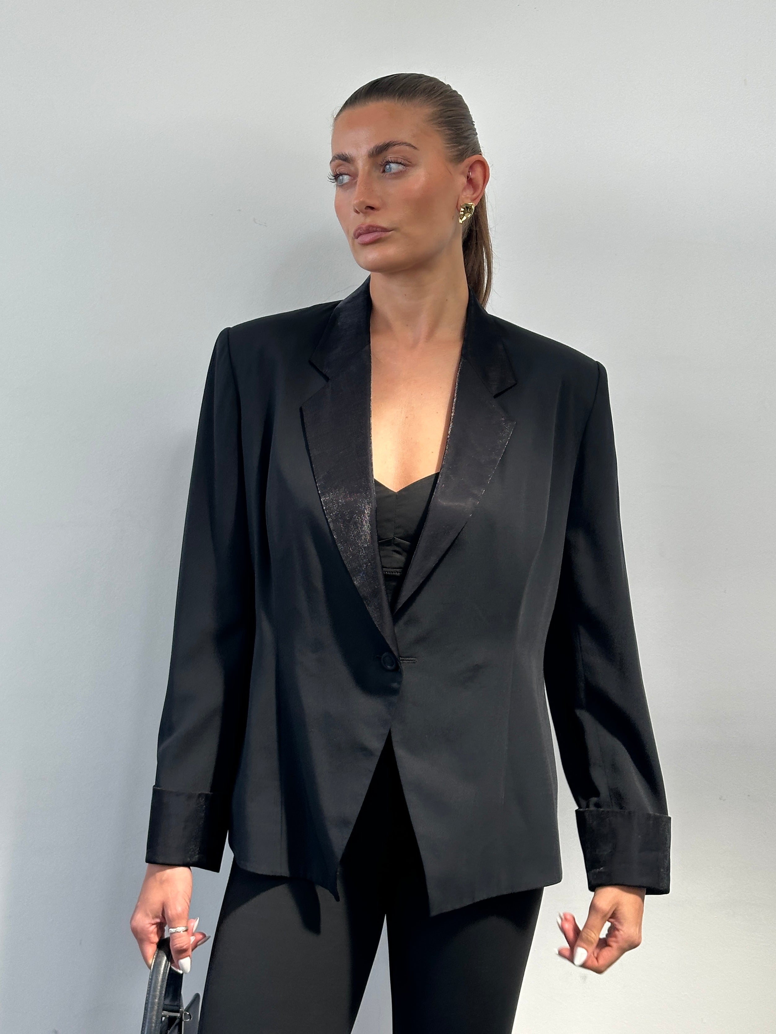 Vintage 90s fitted tuxedo blazer in size M, tailored fit with classic lapels and sleek black fabric, stylish and timeless.