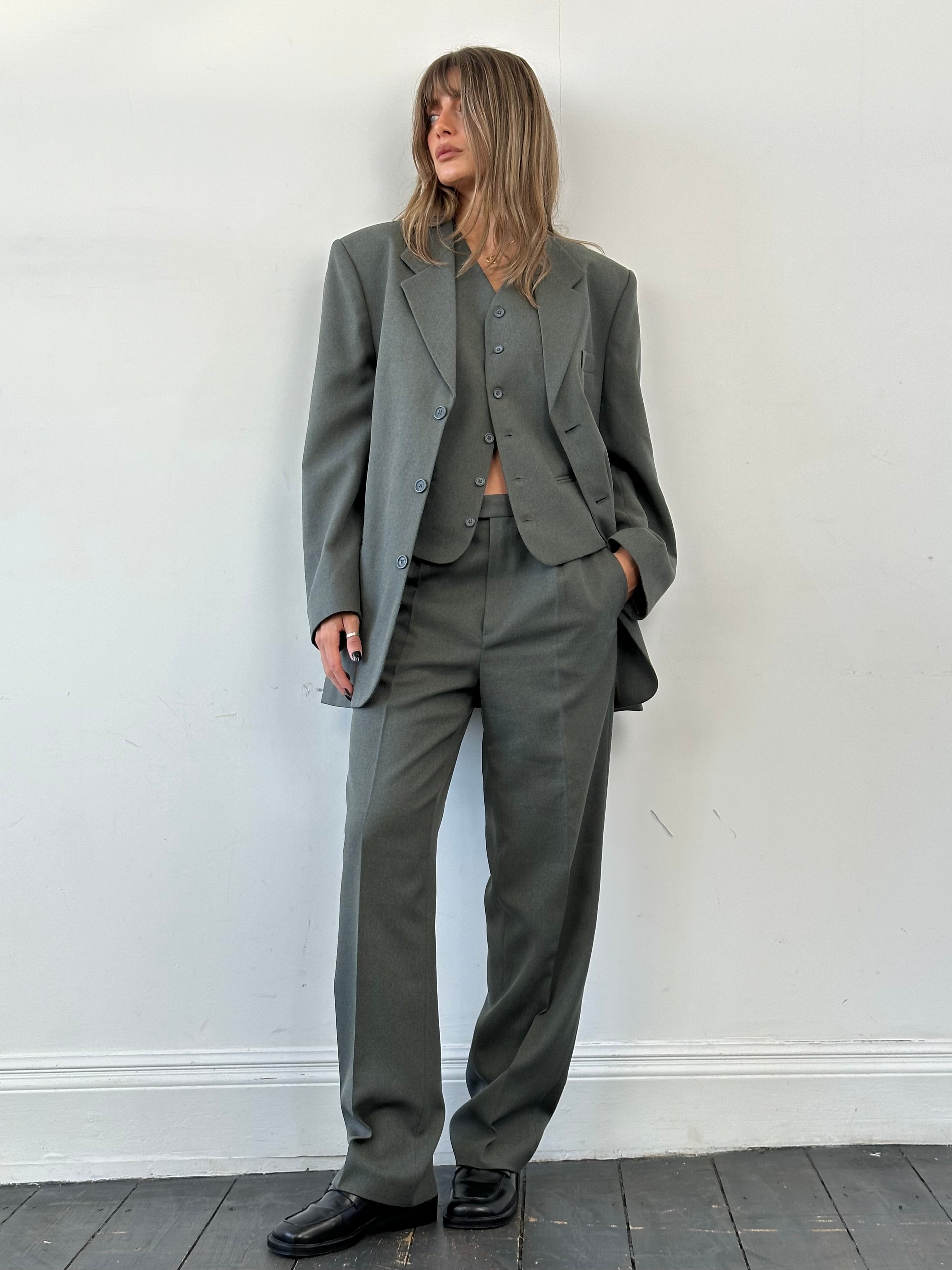 Vintage three-piece suit in size 44R with W32 waist, featuring classic tailored design and traditional fabric details.