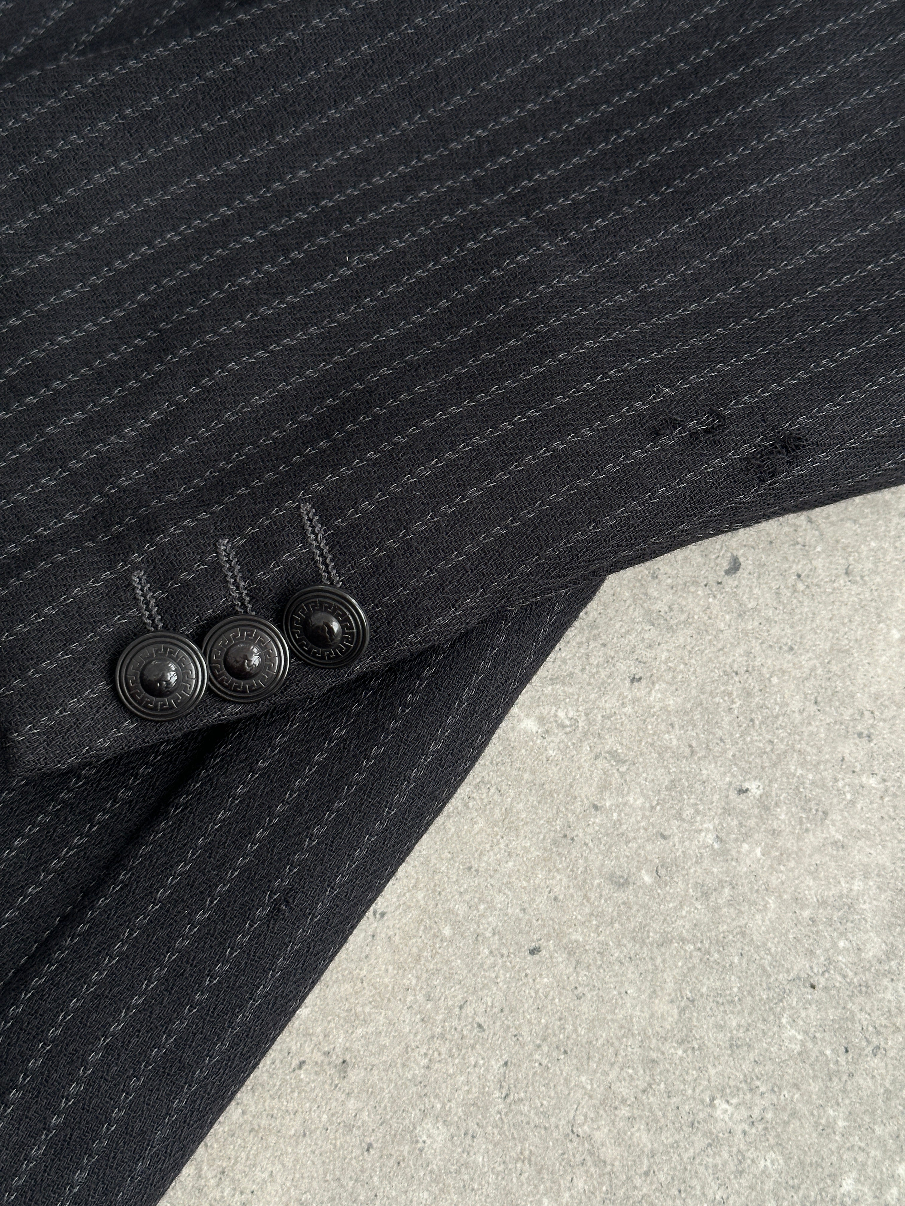 Versace Versus 90s bespoke single-breasted blazer in relaxed fit with buttons, size 38R/M, stylish men's fashion blazer.