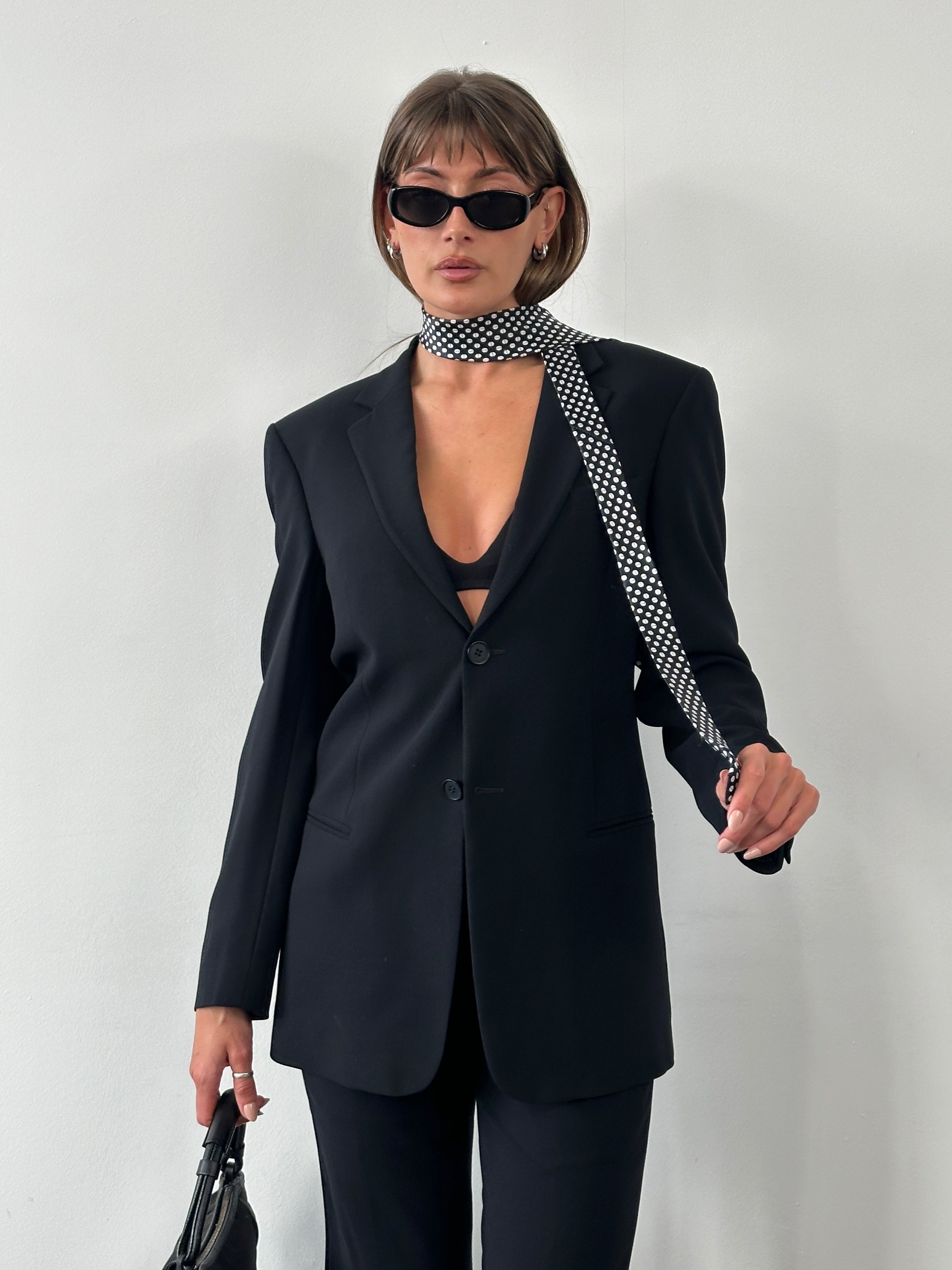 Emporio Armani 1990s pure wool single-breasted suit in size 36R/W28, tailored fit with classic lapel and button closure.