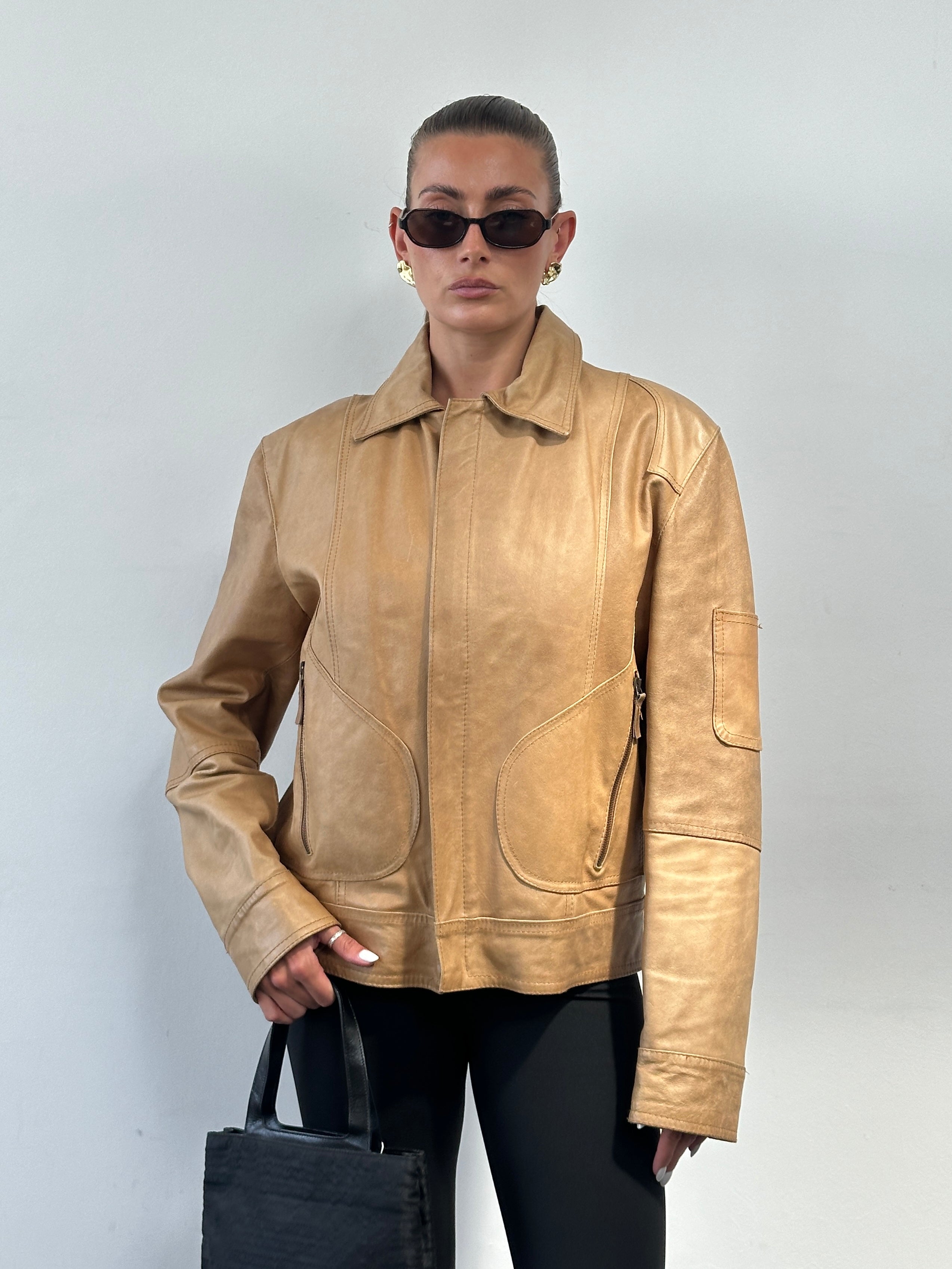 Italian vintage leather jacket in size M/L, featuring classic design, distressed leather, and timeless style.