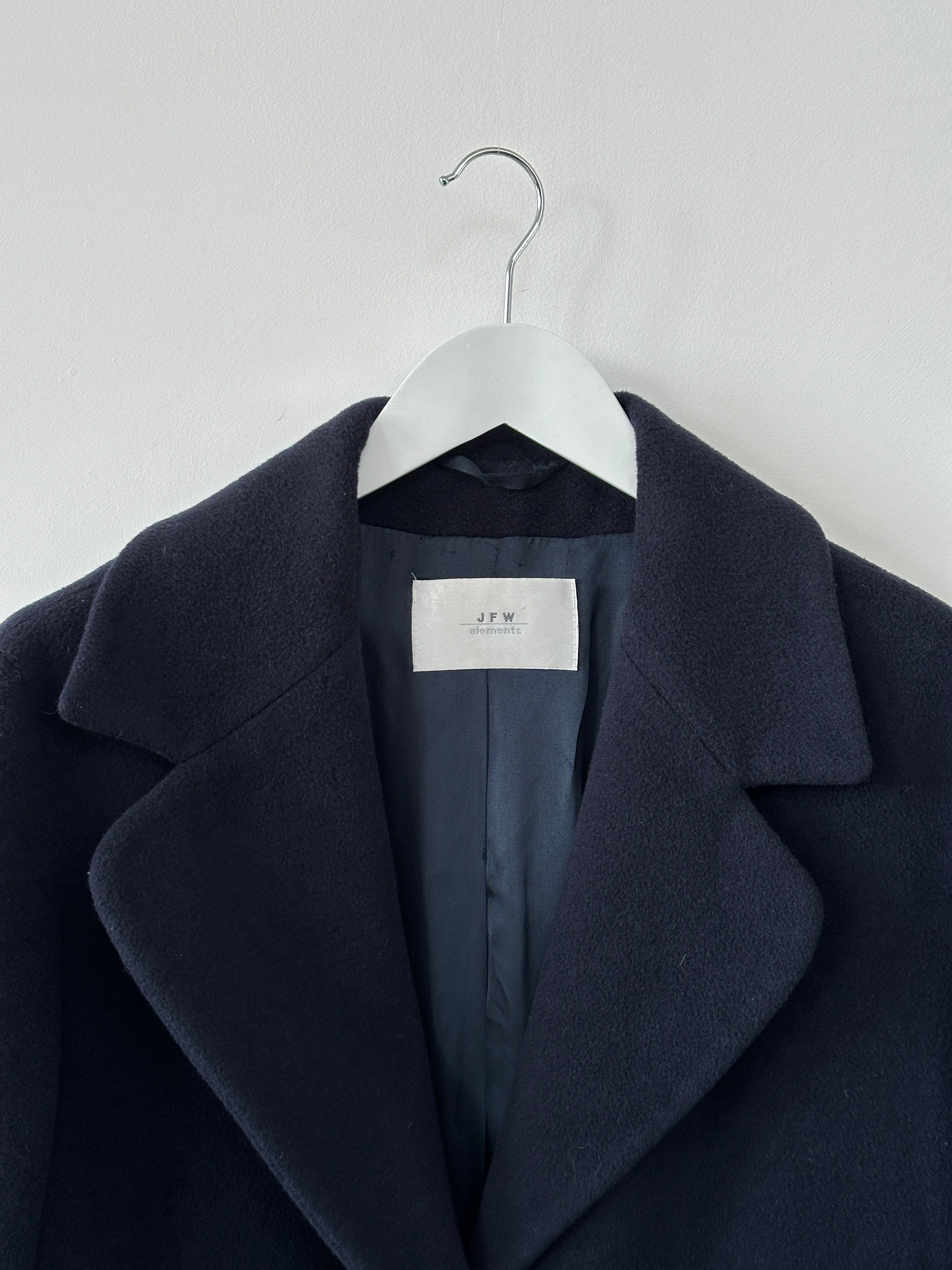 Vintage Virgin Wool Single Breasted Coat in size M, stylish winter coat with classic design and tailored fit.